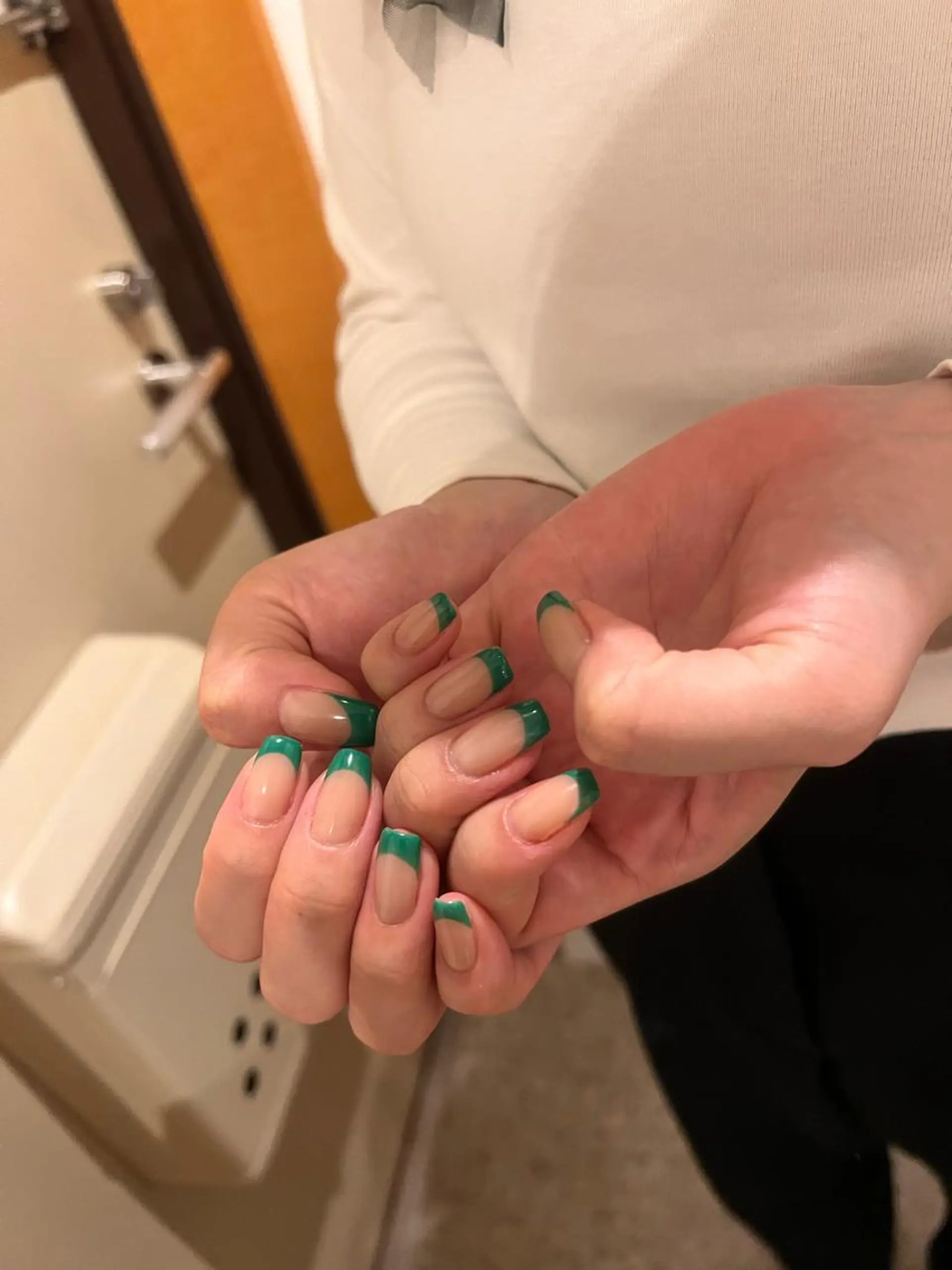 ミディアム ハンドネイル 𝐞𝐚𝐜𝐡 nanami🩰のネイルデザイン