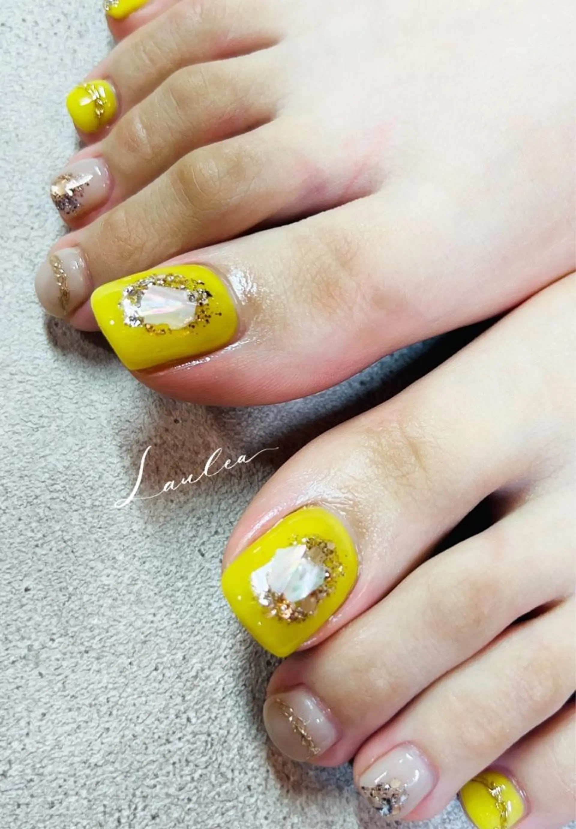 ネイル フットネイル ニュアンスネイル 夏ネイル 黄色 nail salon Lauleaのネイルデザイン