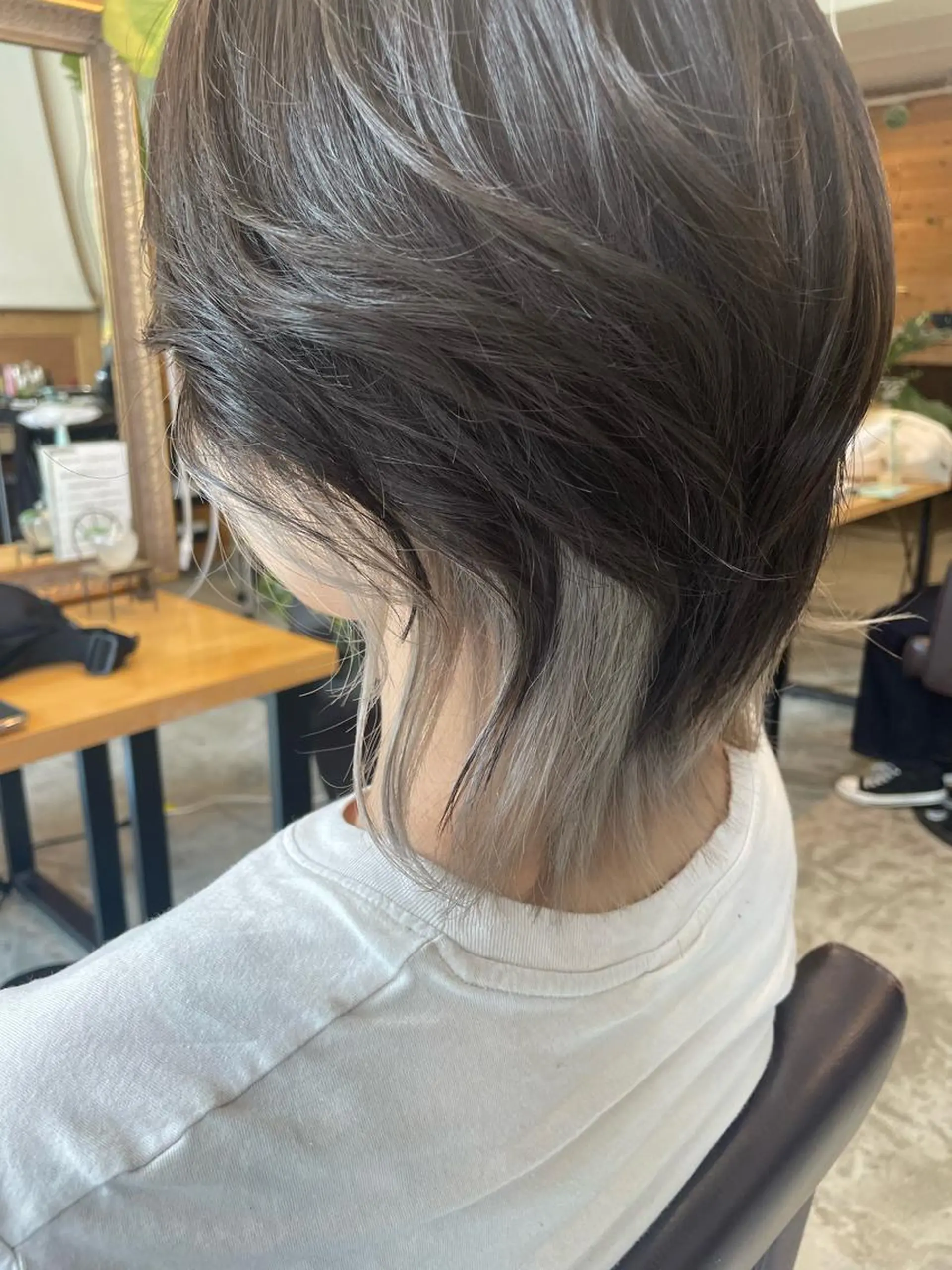 ショート カラー ベージュカラー ホワイトベージュ ウルフカット 艶カラー｜透明感 カラー｜レイヤーのヘアスタイル