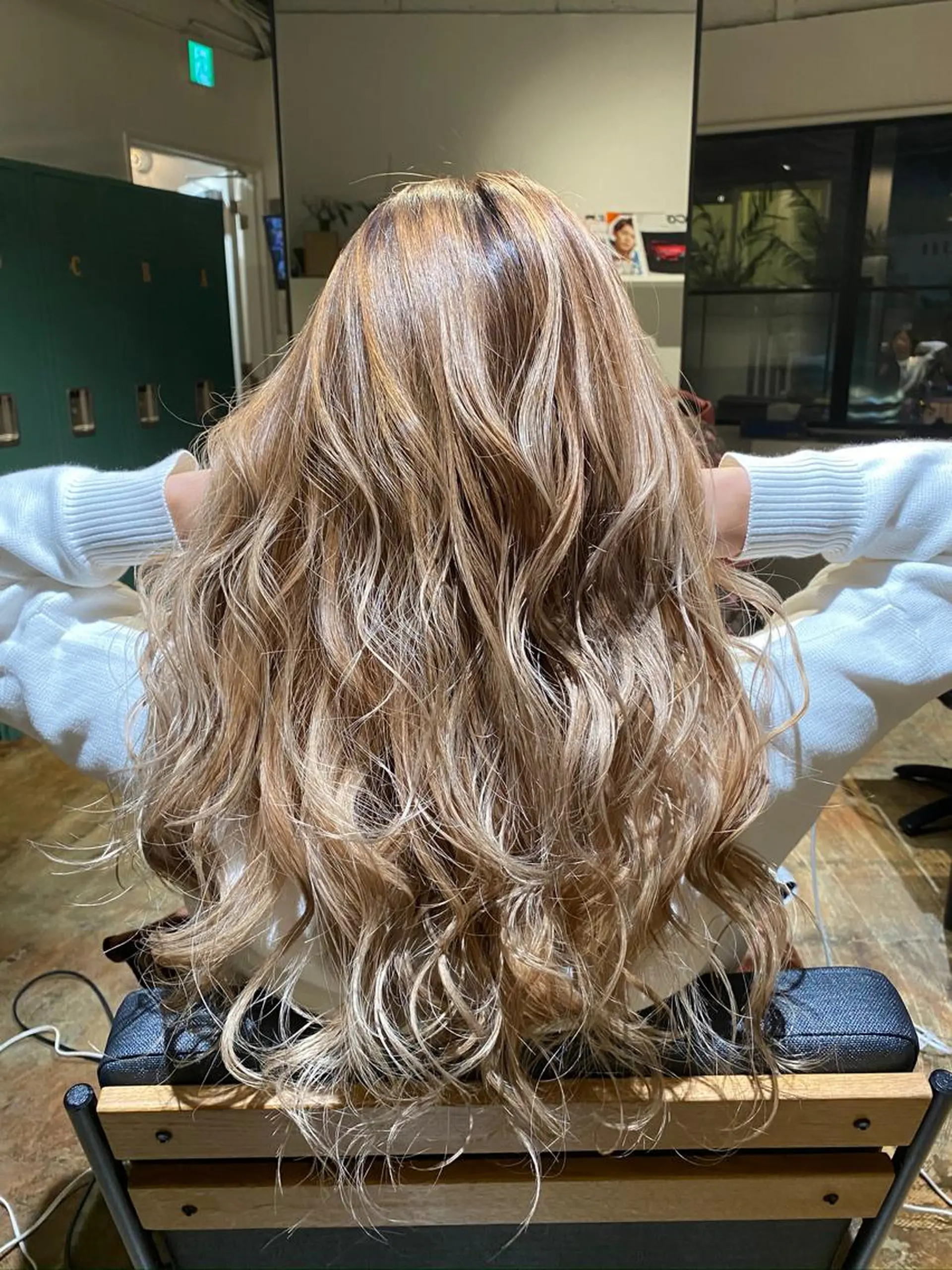 セミロング ブリーチ毛矯正.髪質 改善.髪にドラマをのヘアスタイル