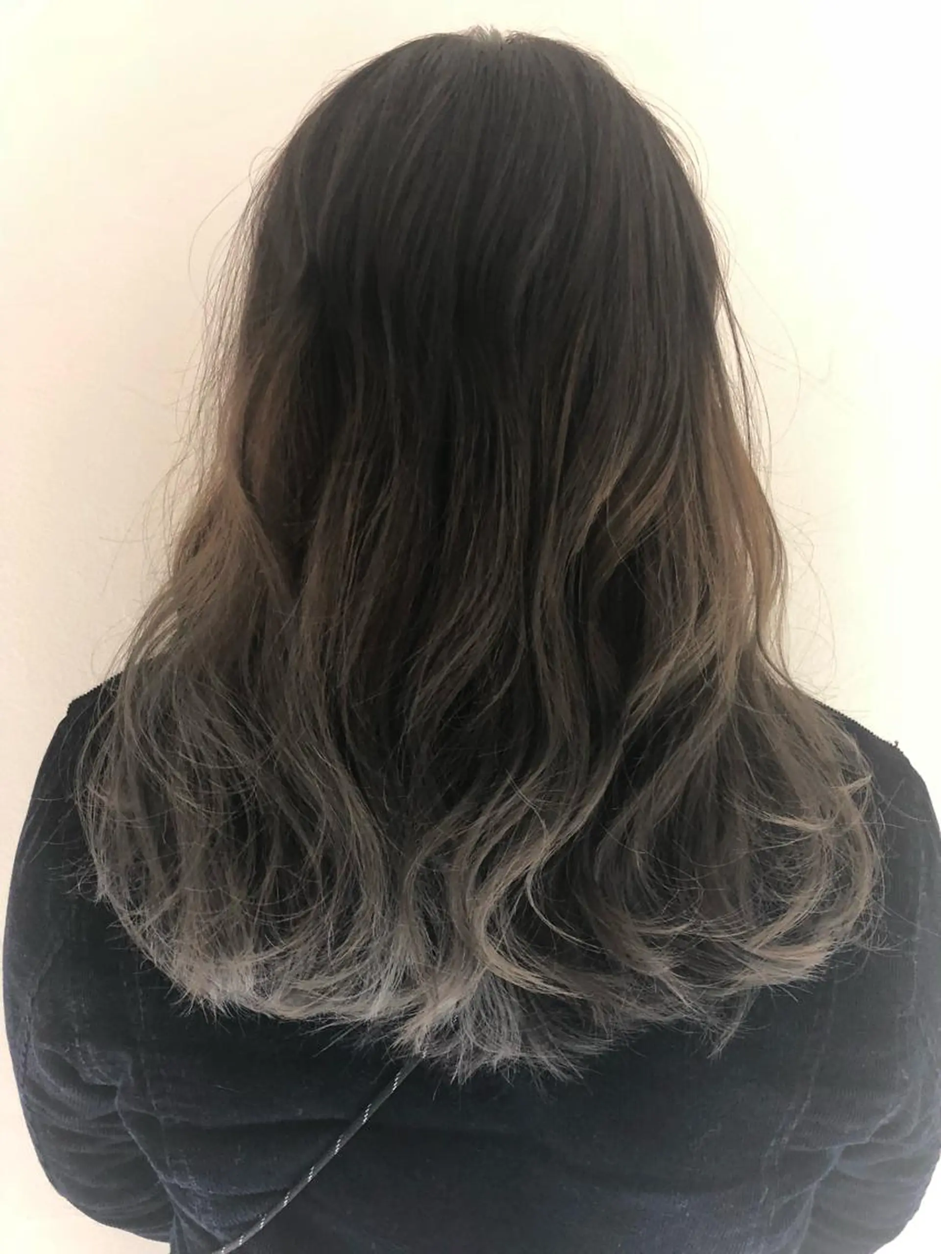 ロング アッシュ パープルカラー ヘアカラー トリートメント 松佐 ゆかりのヘアスタイル