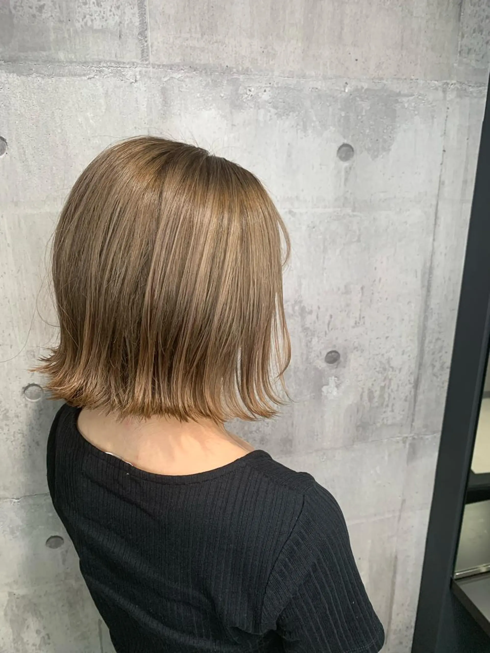 ショート カラー ベージュカラー ミルクティーベージュ ボブ 外ハネヘア mimiiy梅田 中崎町ハイトーンのヘアスタイル