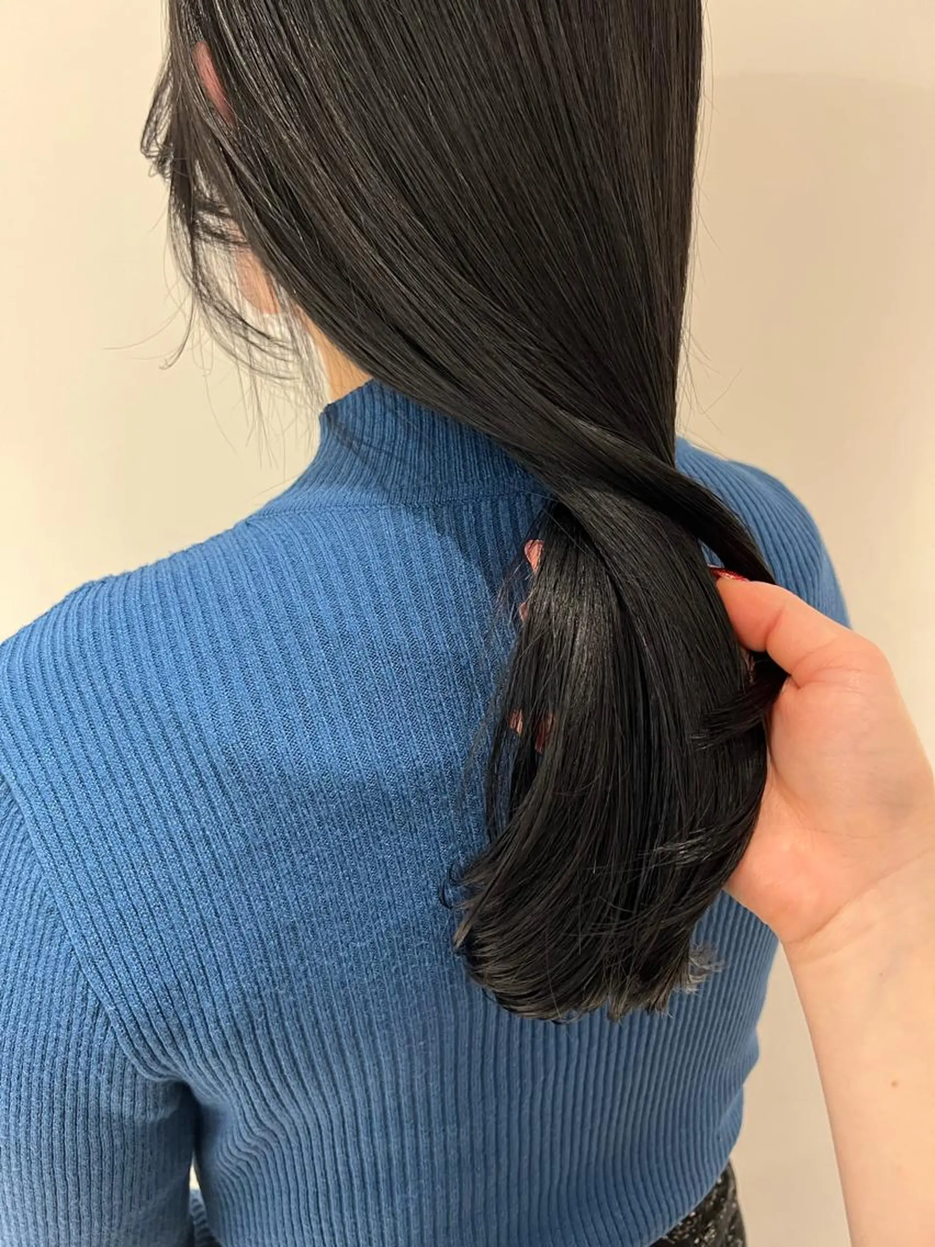 セミロング カラー ヘアアレンジ ダークグレー 暗髪カラー🫐パーマ おくだりんかのヘアスタイル