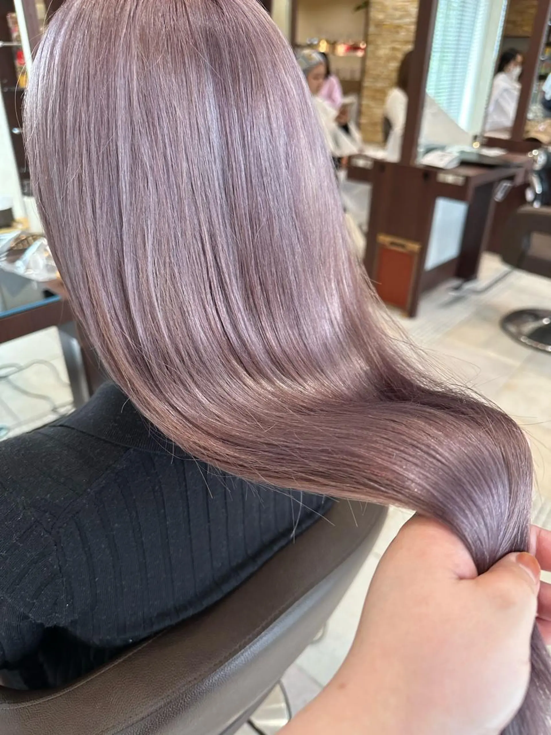 セミロング 千葉ハイトーンカラー KASUMIのヘアスタイル