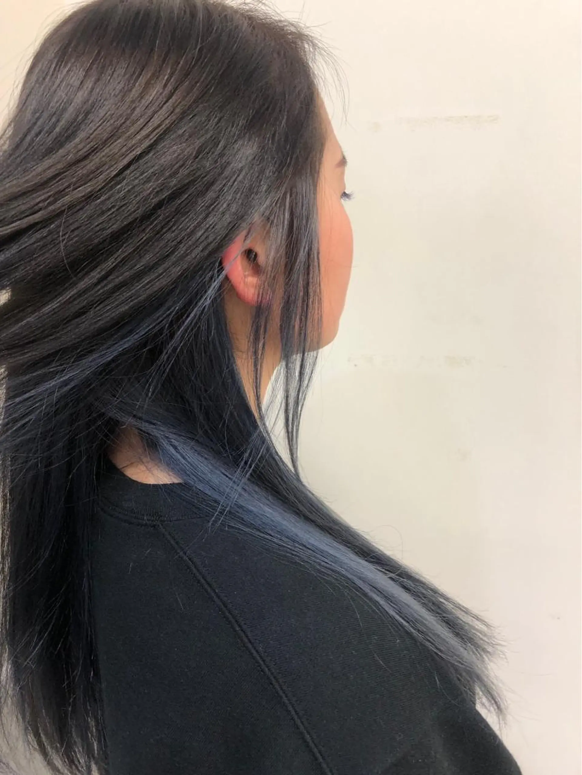 ロング カラー ブリーチ ブルーカラー インナーカラー 芝田 望優のヘアスタイル