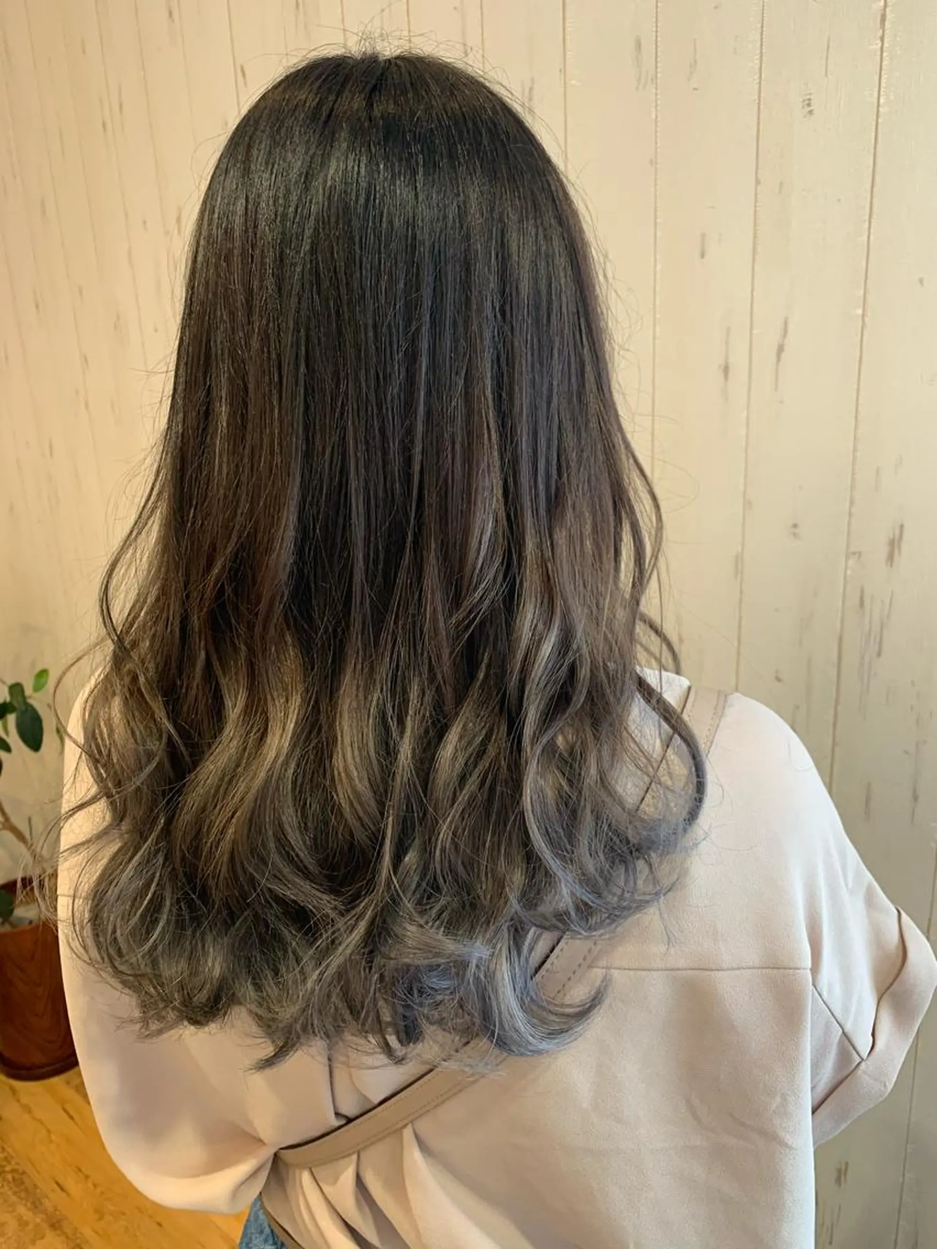 ロング カラー グラデーションカラー シルバー 工藤 萌香のヘアスタイル