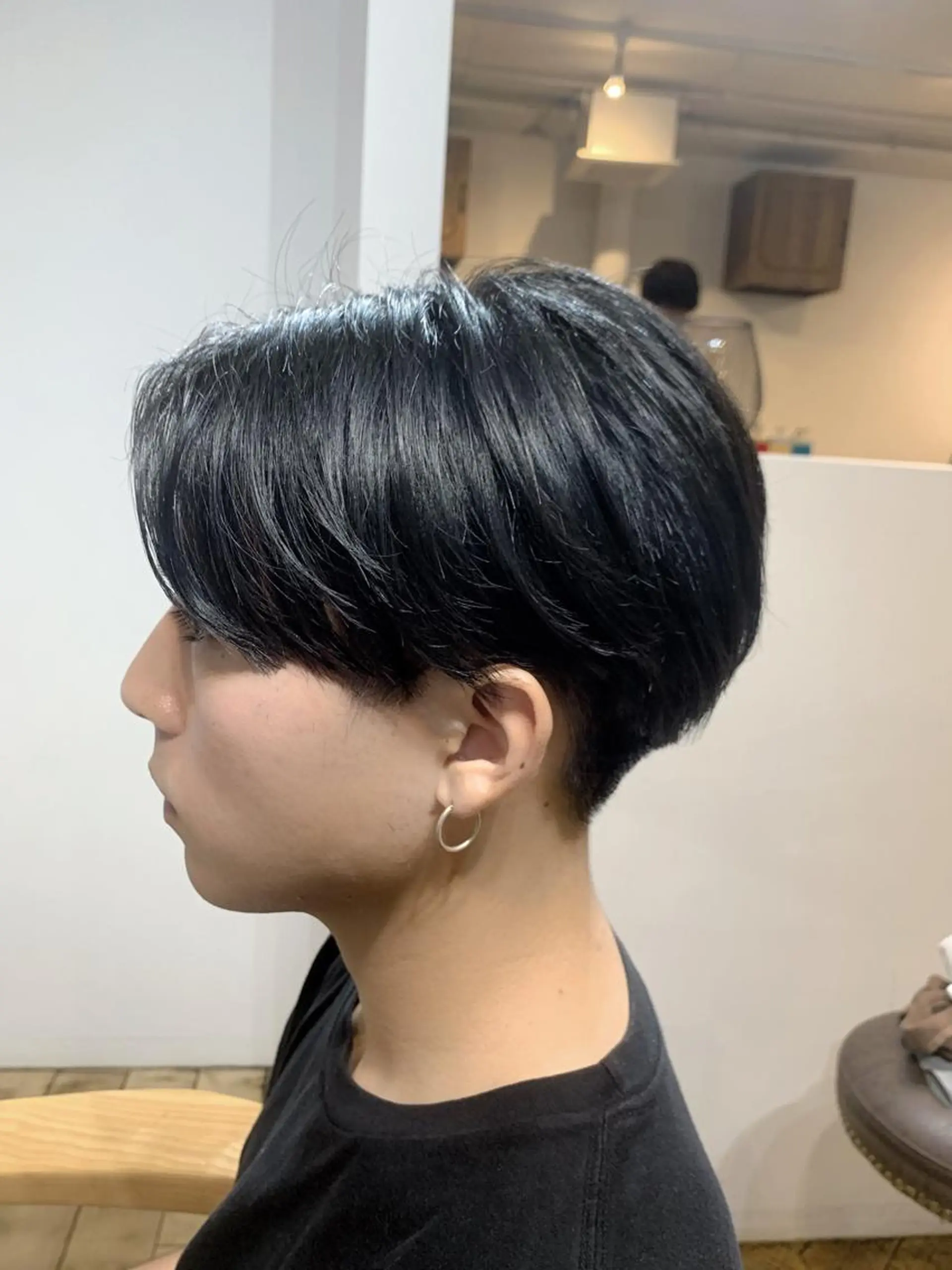 ショート パーマ メンズ メンズブリーチ センターパート フェードカット メンズハイライト メンズハイトーン カット ヘアセット メンズStylist 山根慧のヘアスタイル
