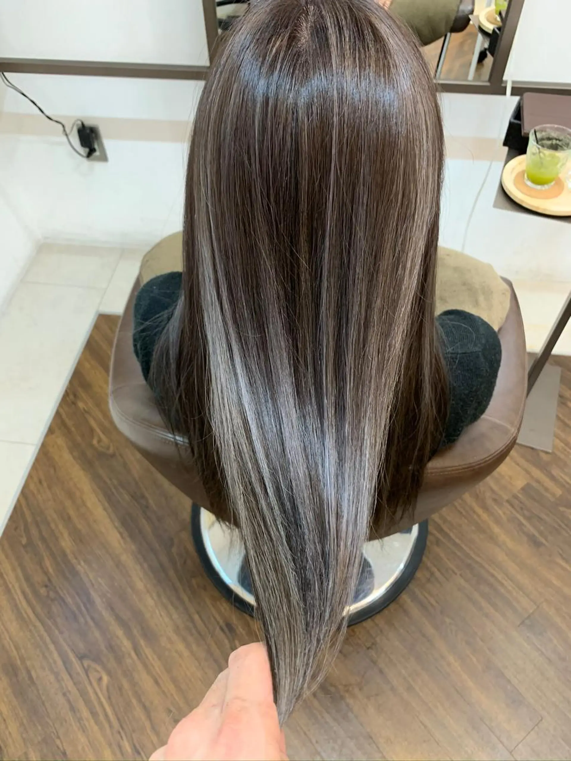 ロング カラー パーマ ヘアアレンジ ダークグレー シルバー 外国人風カラー ロング APSEE メンズカラー特化のヘアスタイル