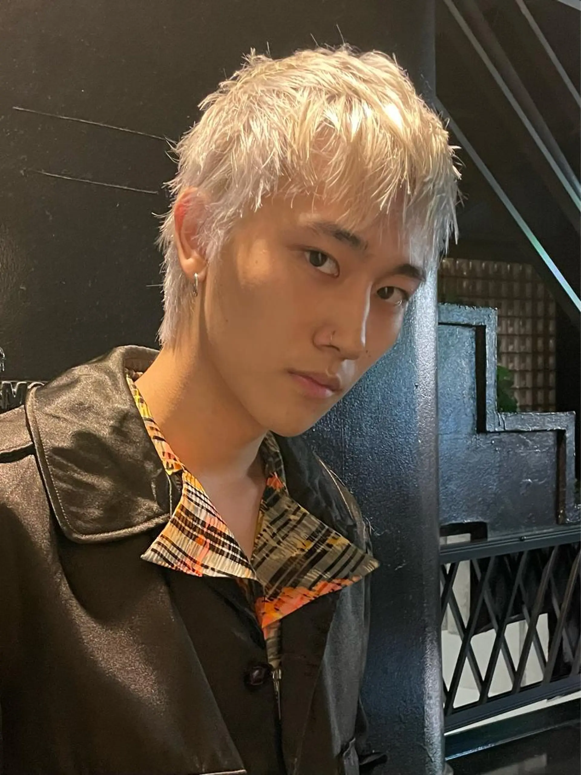 ショート メンズ メンズバレイヤージュ メンズブリーチ センターパート フェードカット メンズハイライト ヘアカラー トリートメント スパイラルパーマ 🌐hina⭐️のヘアスタイル