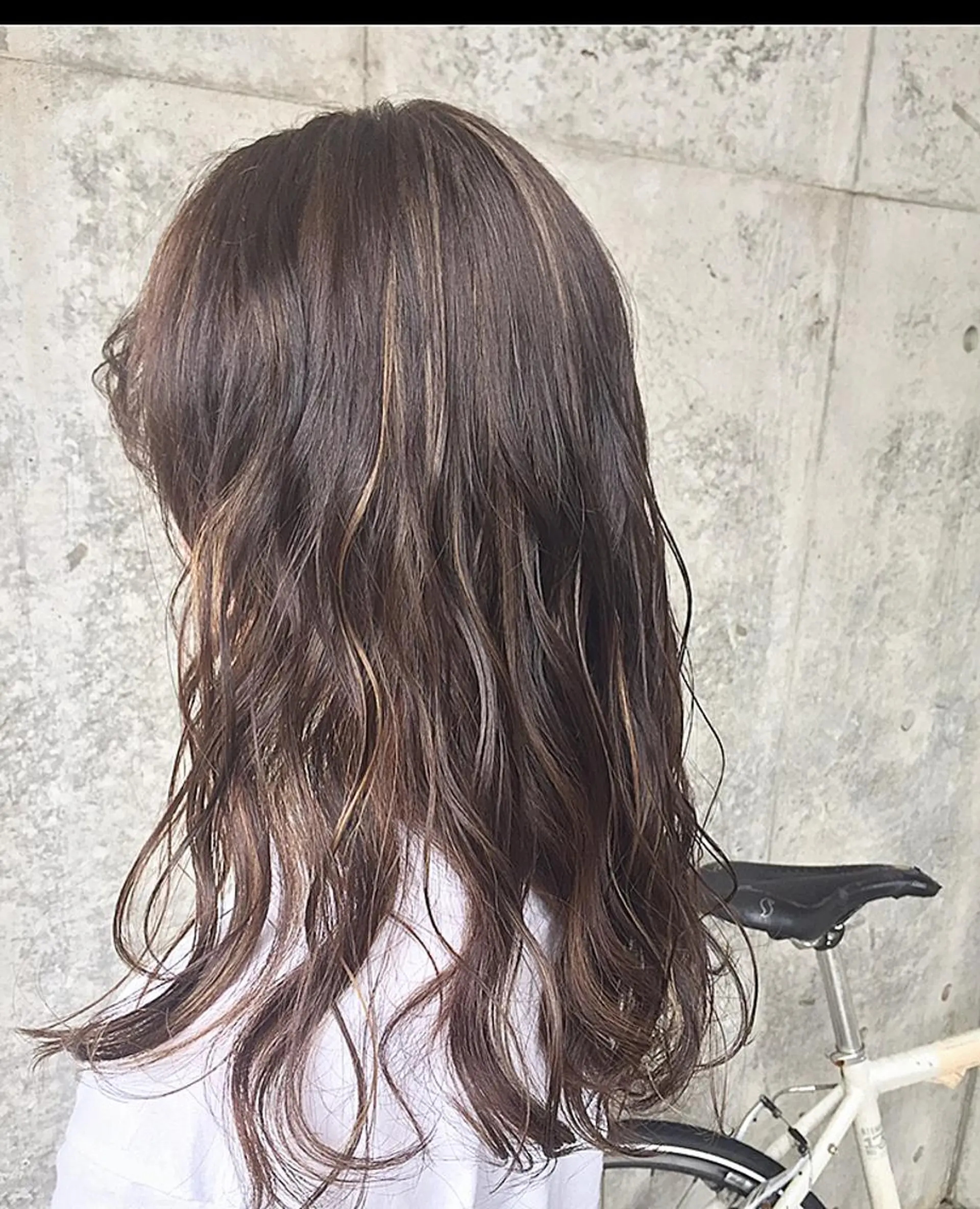 セミロング カラー グレージュ ハイライトカラー ハイライト 及川 光のヘアスタイル