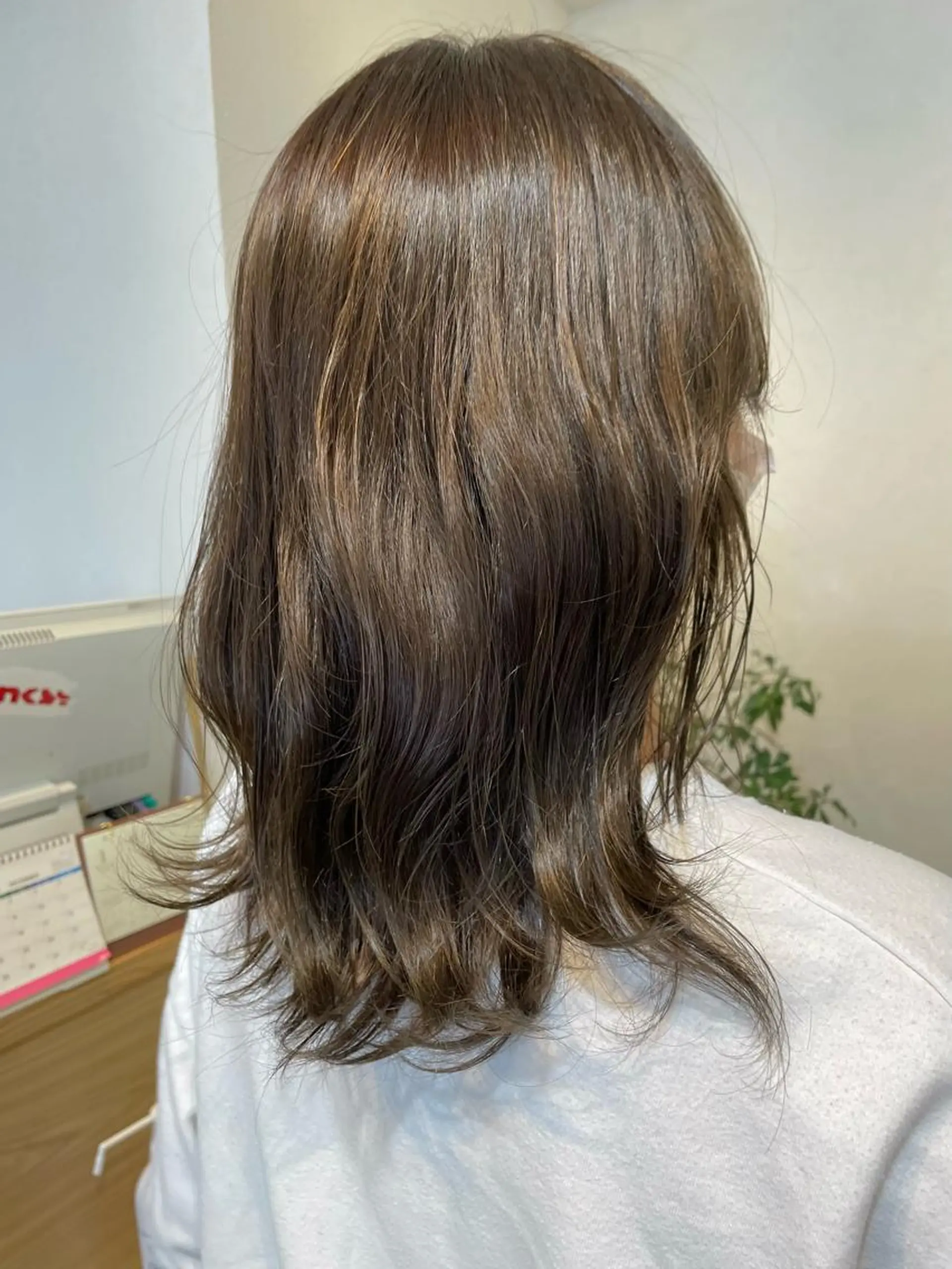 ミディアム カラー Takanishi くすみベージュカラーのヘアスタイル