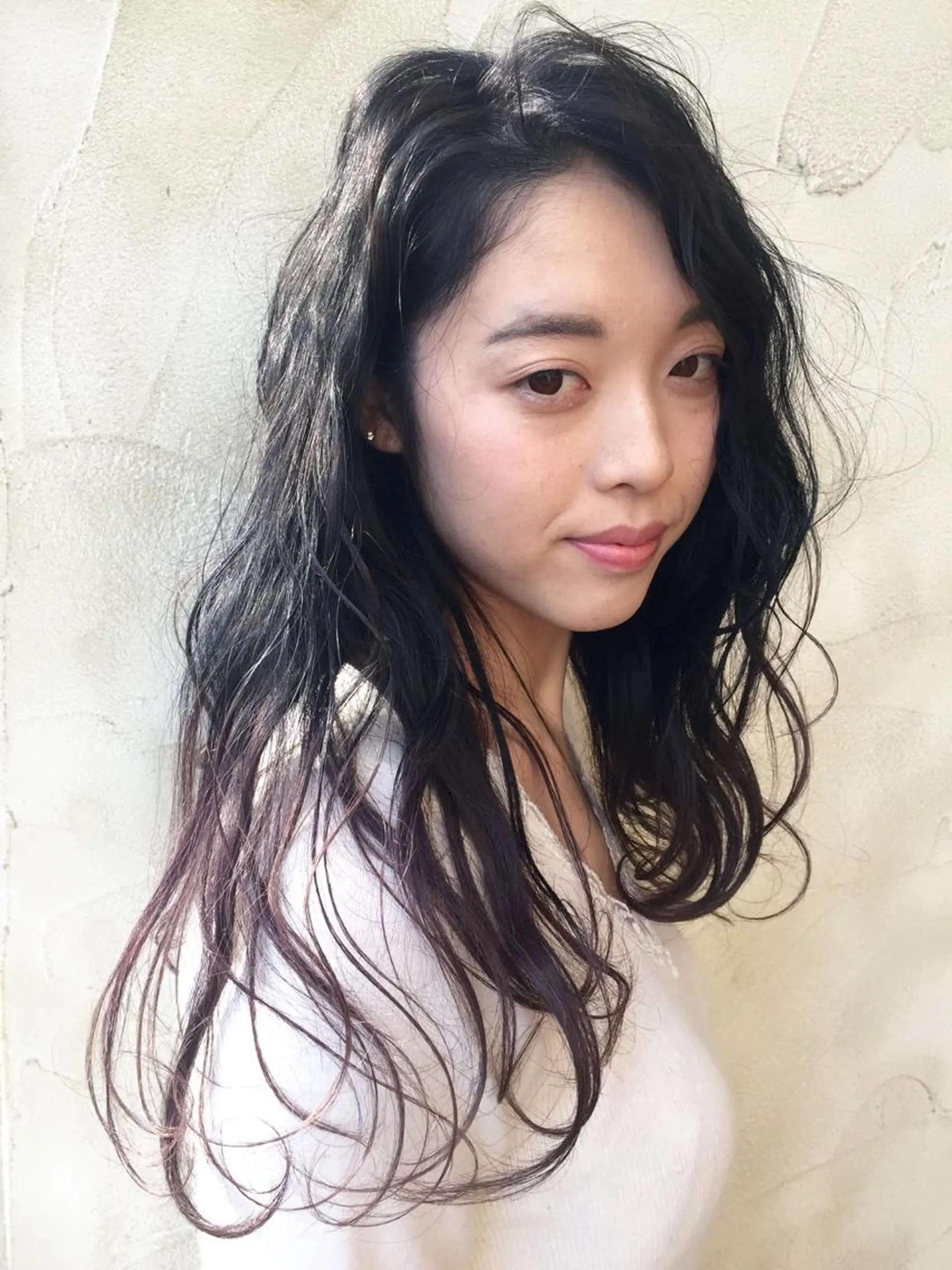 ロング パープルカラー 岩田 萌那のヘアスタイル