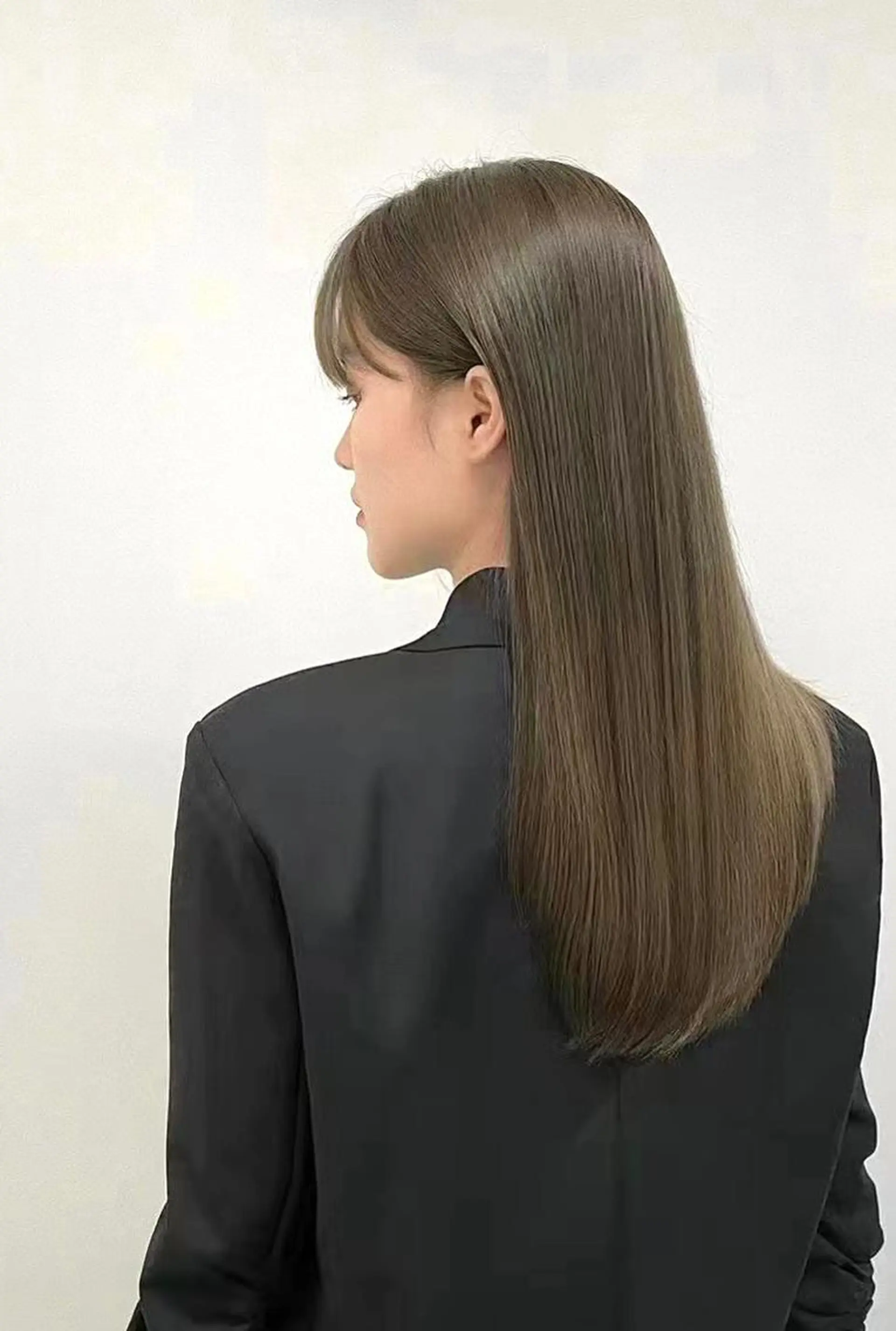 セミロング カラー アッシュ ベージュカラー ブリーチ 透明感カラー ヘアカラー トリートメント 鈴木 一貴のヘアスタイル