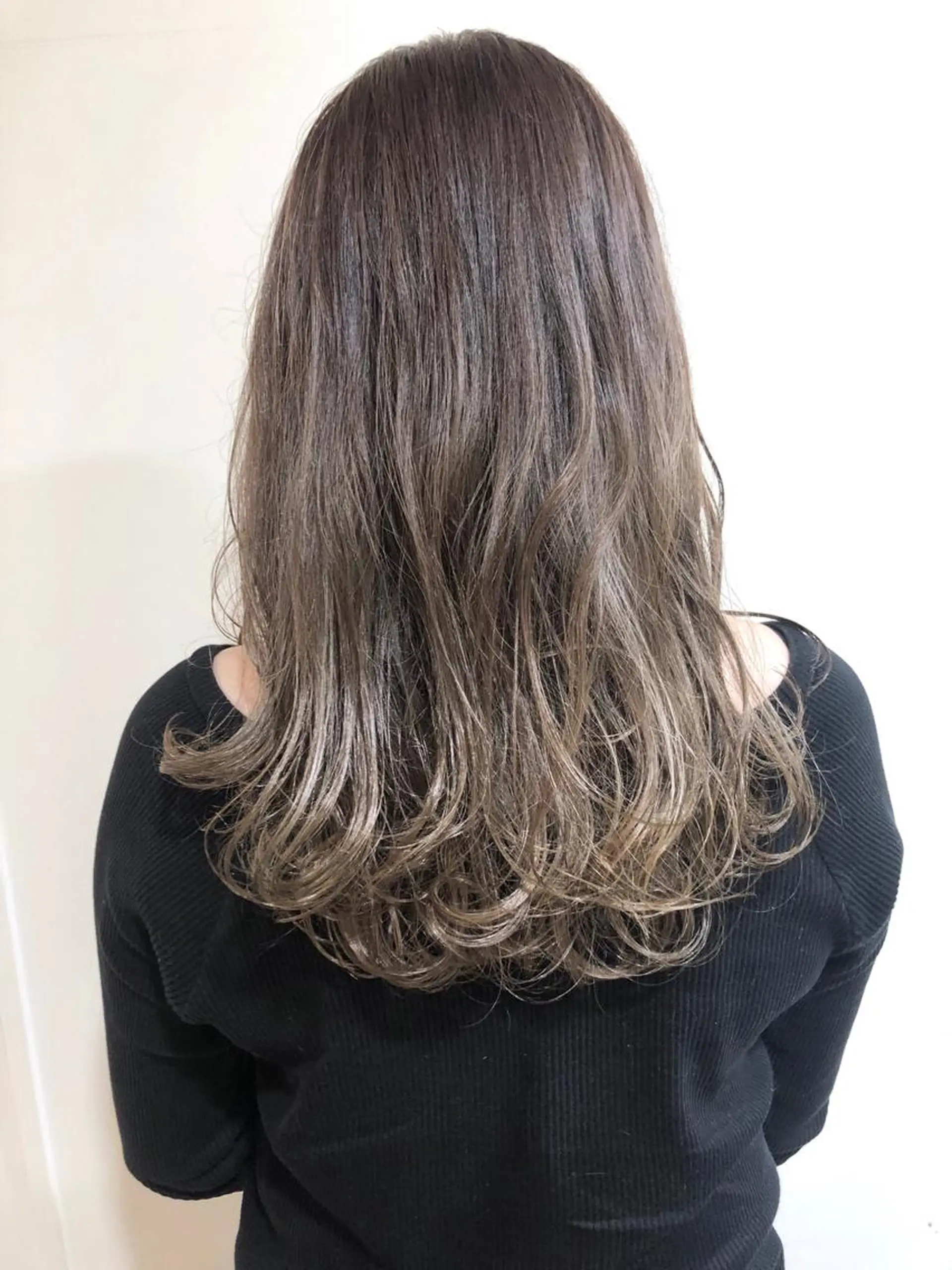 ロング カラー ヘアカラー トリートメント MIOベージュカラー 柔らかいカラーのヘアスタイル