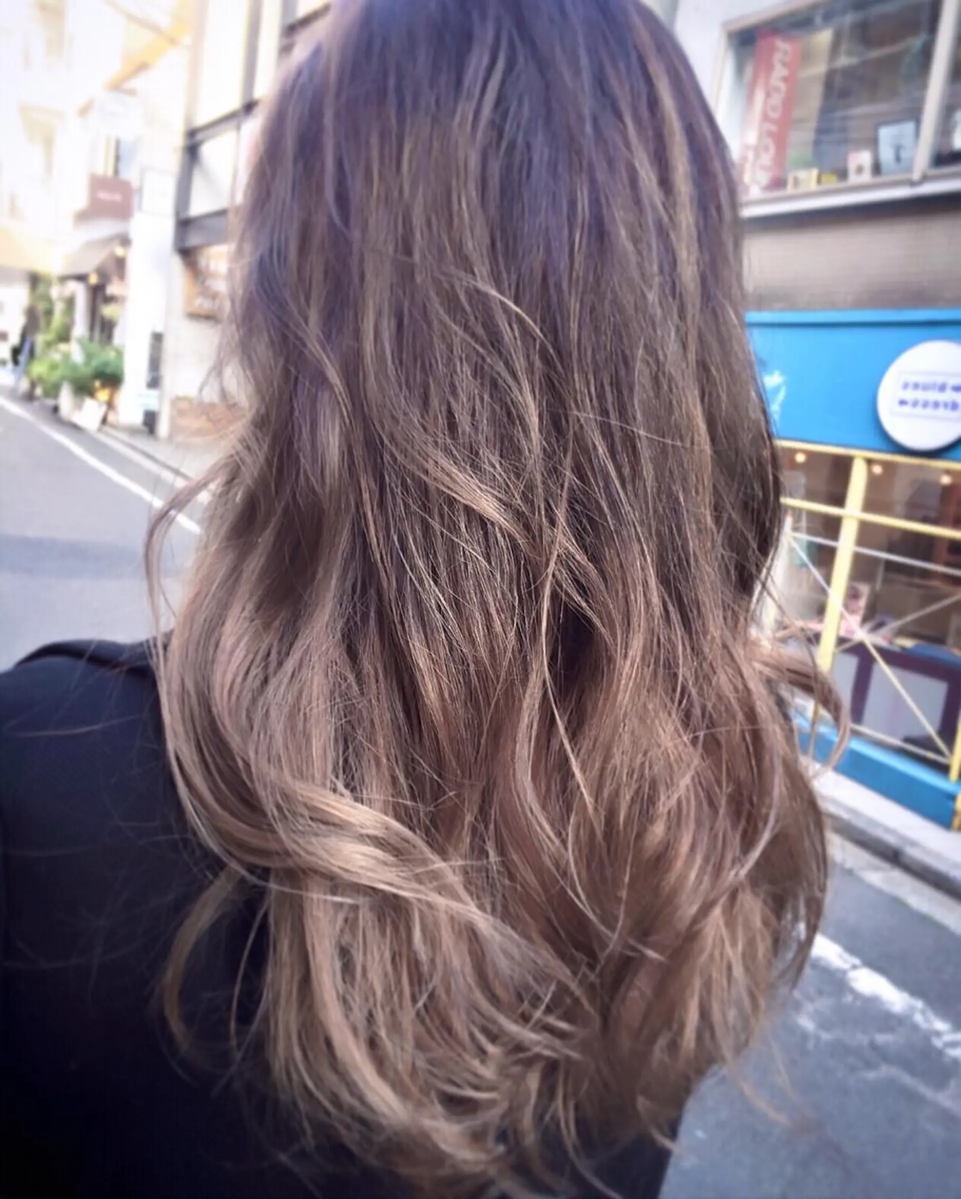セミロング 白髪ぼかし×デザイン 🕊️🫧ホウジョウのヘアスタイル