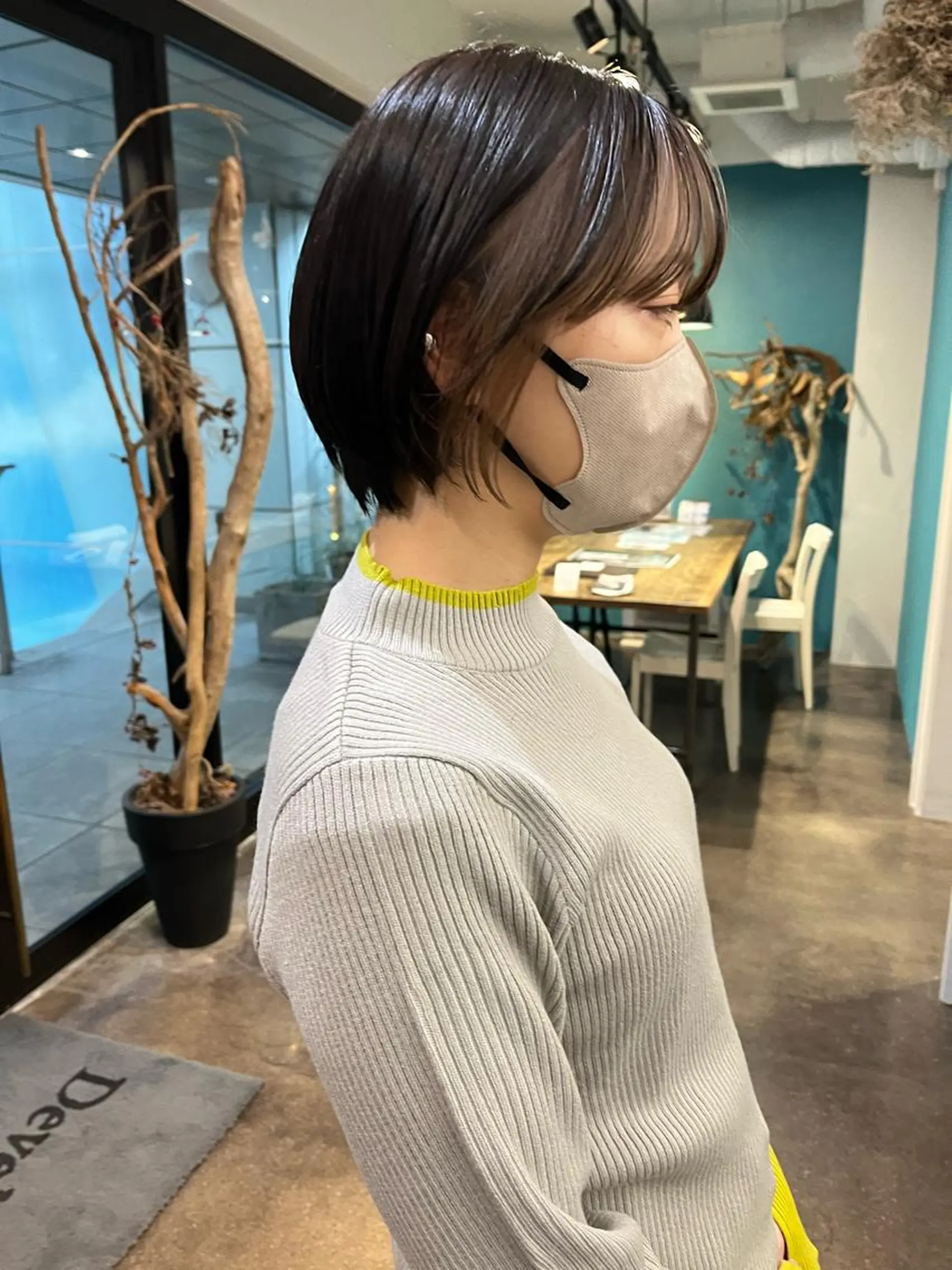 ショート ミストバング ヘアカラー 宮腰 瑠果のヘアスタイル