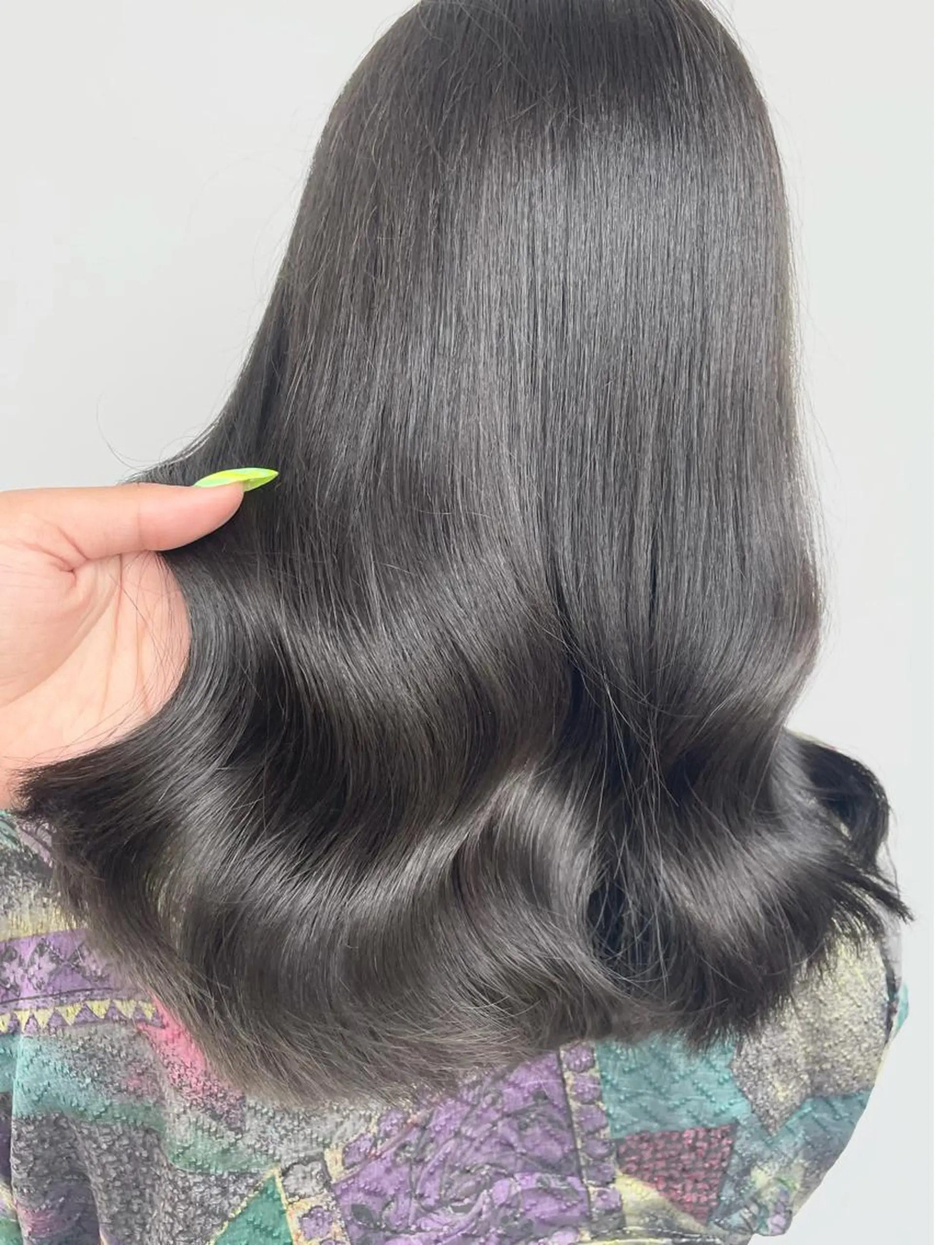 セミロング カラー アディクシーカラー 黒髪 ブリーチ ブルーカラー ブルーブラック ヘアカラー トリートメント もにか🌞原宿/渋谷 🌝ブリーチカラーのヘアスタイル