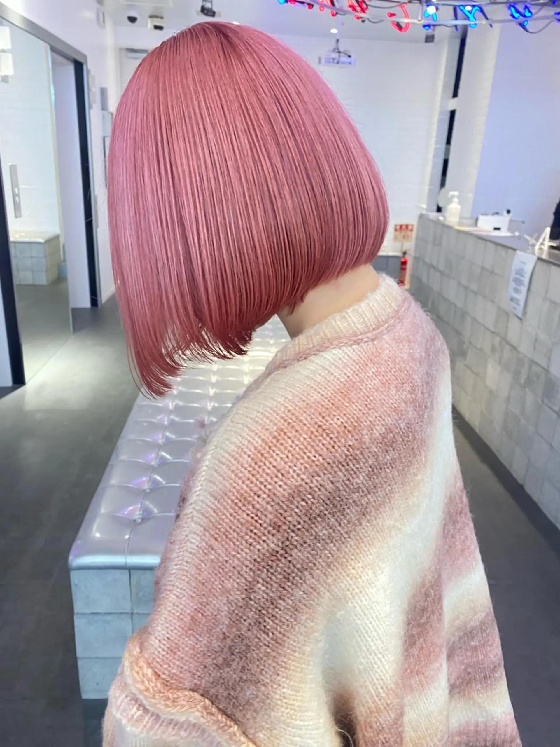 ミディアム パーマ ヘアアレンジ ヘアカラー トリートメント 🎨ハイトーン/ 切りっぱなし みつきのヘアスタイル