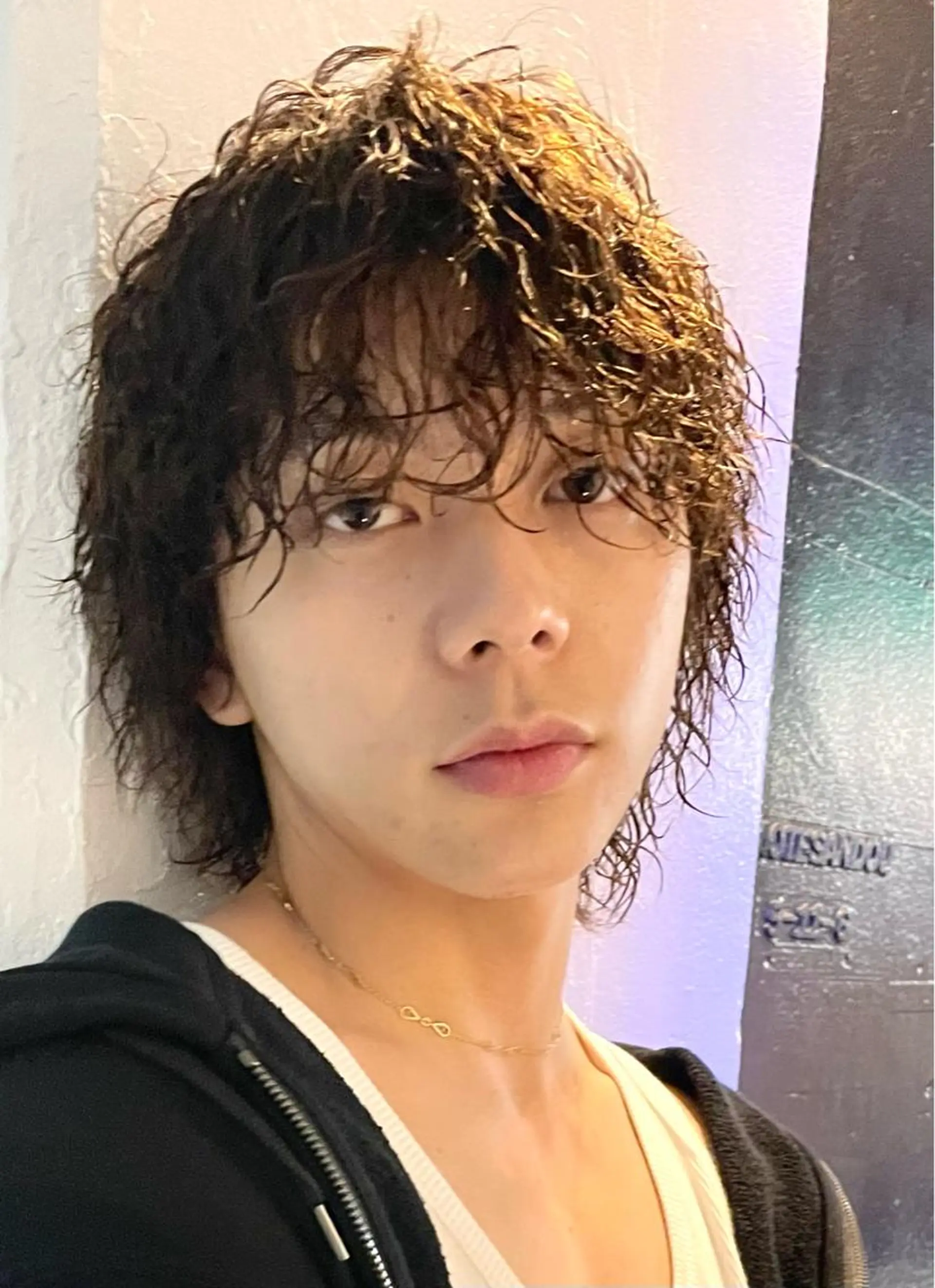 ミディアム パーマ メンズ ミディアムパーマ メンズバレイヤージュ メンズブリーチ センターパート フェードカット カット パーマ トリートメント スパイラルパーマ 🌐hina⭐️のヘアスタイル