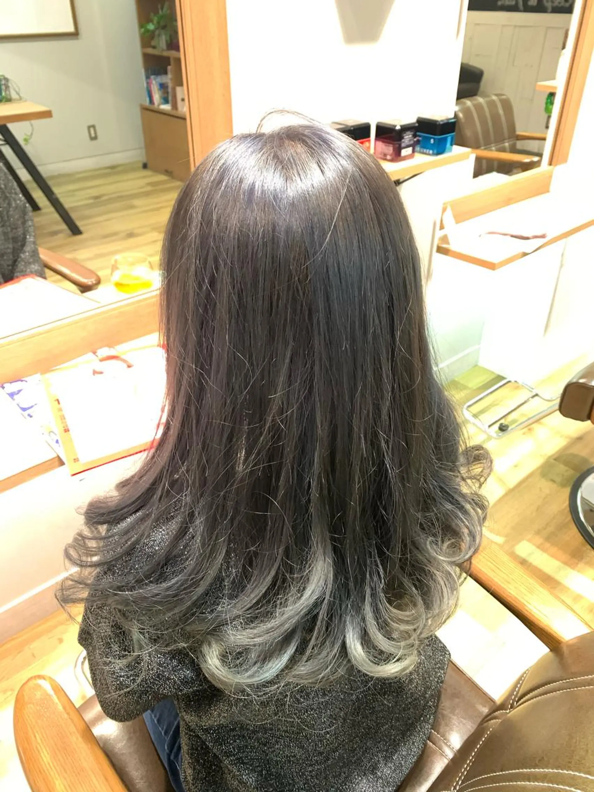 ロング カラー ブリーチ 透明感カラー シルバー ツキダテ ユイのヘアスタイル