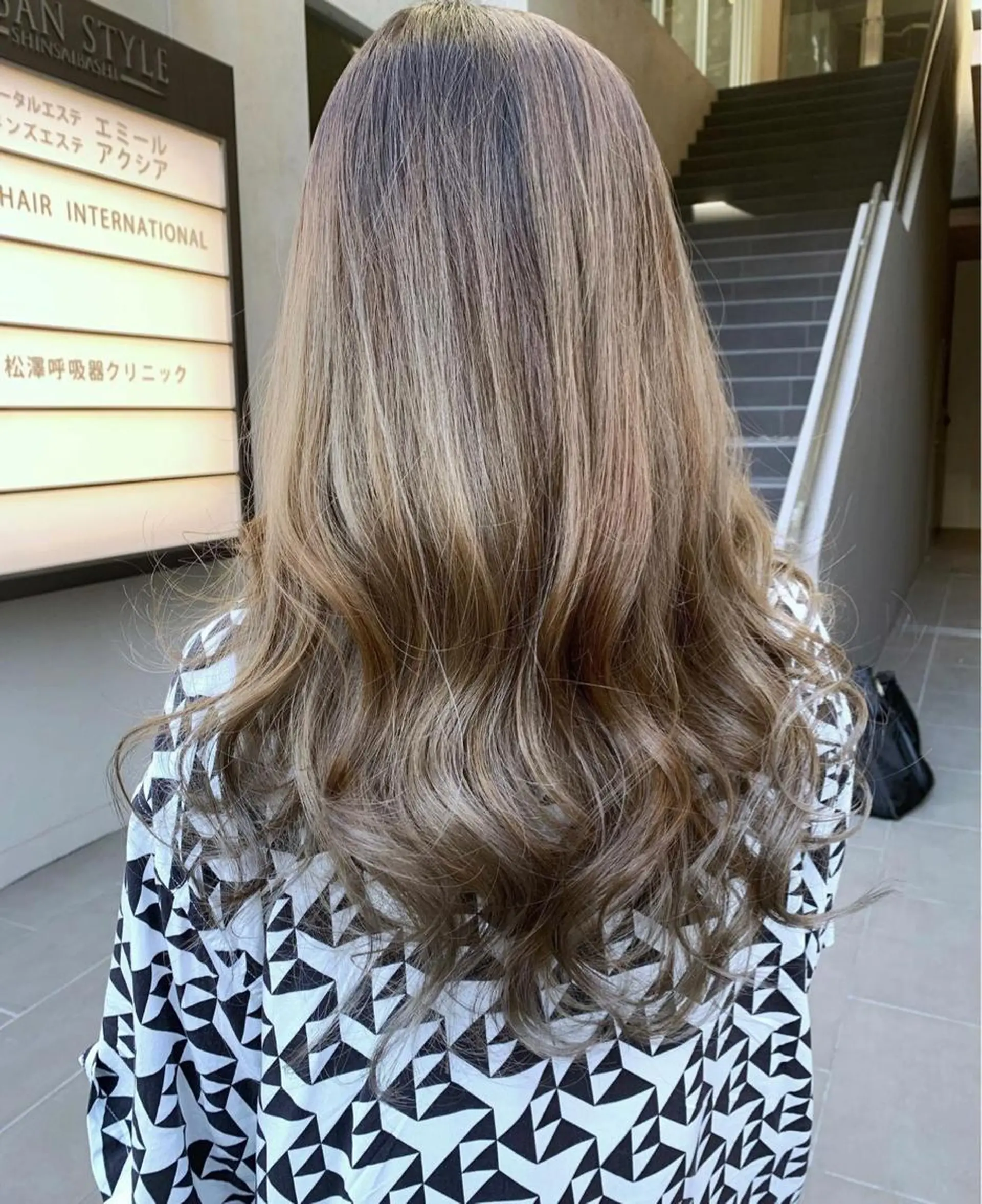 カラー 畑中 咲穂のヘアスタイル