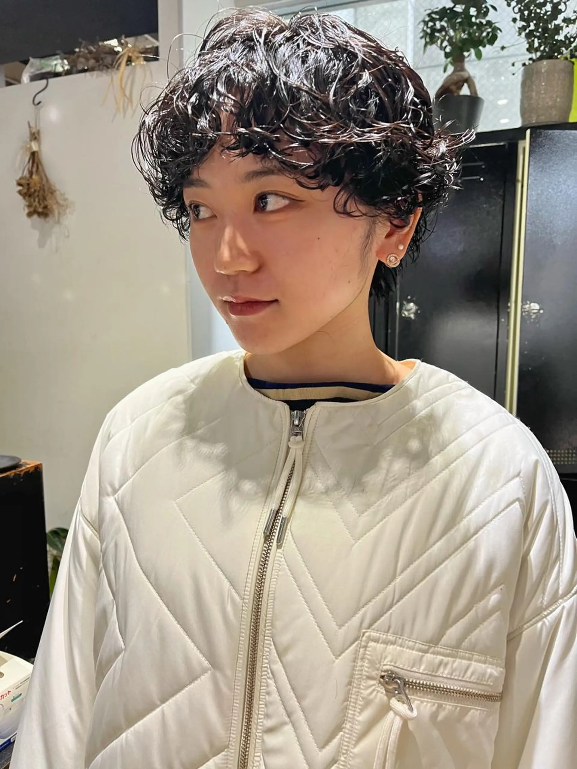 ショート アッシュ ミルクティーブラウン ピンクブラウン レイヤーカット カット パーマ ハイトーンNo.1✨ パーマ✨イマイタツヤのヘアスタイル