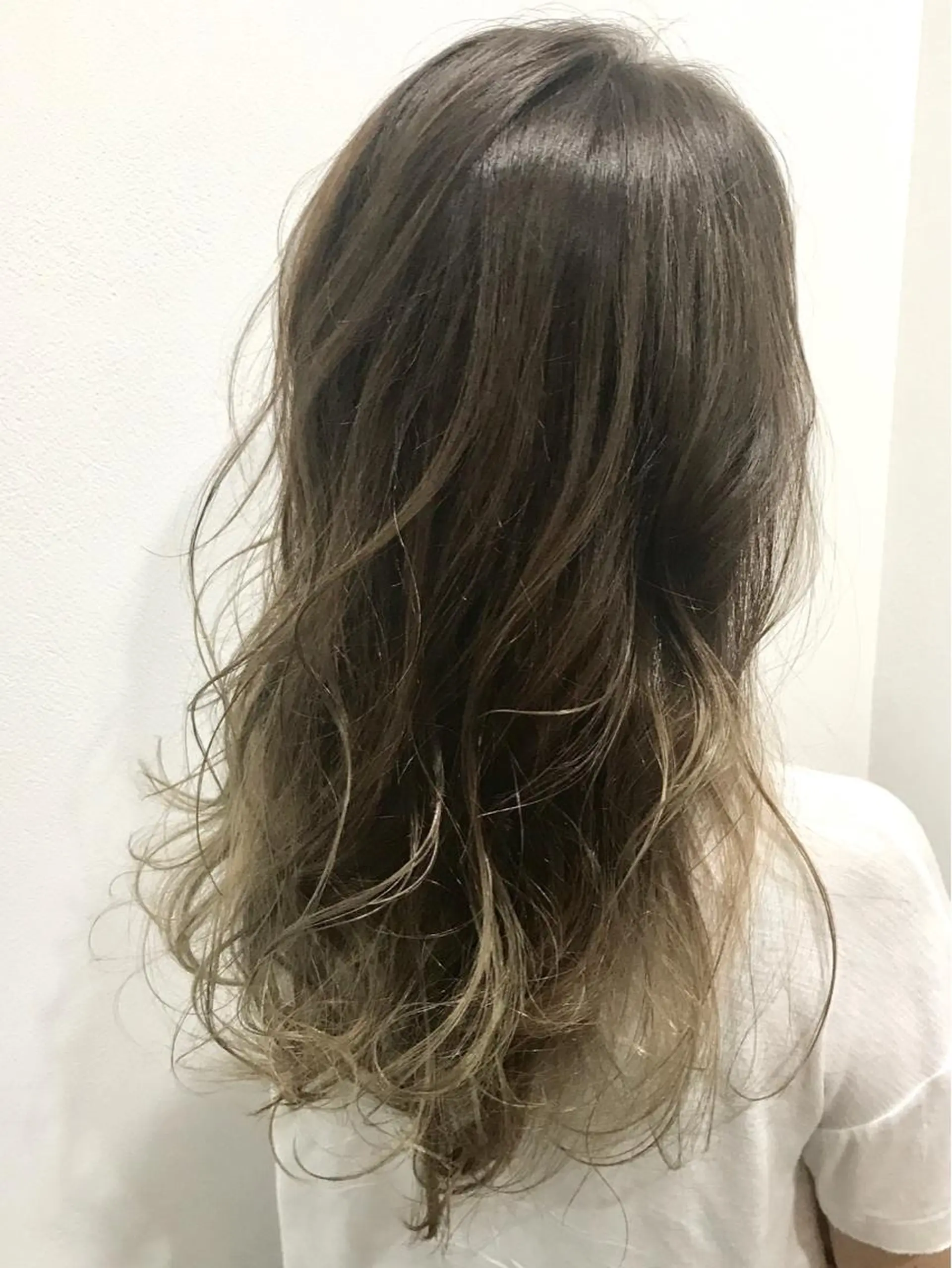 セミロング カラー グラデーションカラー 井坂 弘人のヘアスタイル