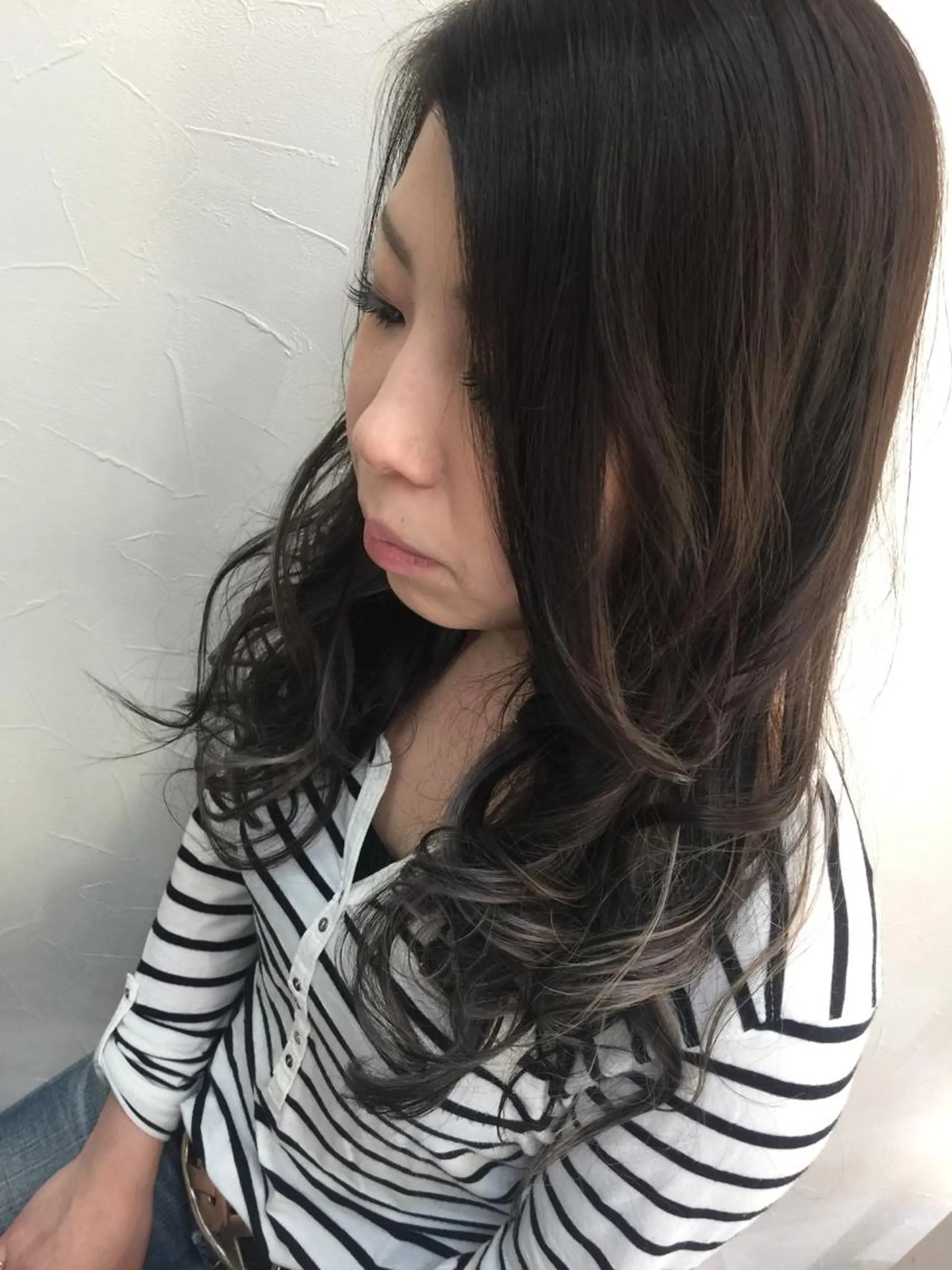 ロング カラー ブリーチ ダークグレー ダークグレージュ グレージュ インナーカラー 宇都 壮介のヘアスタイル