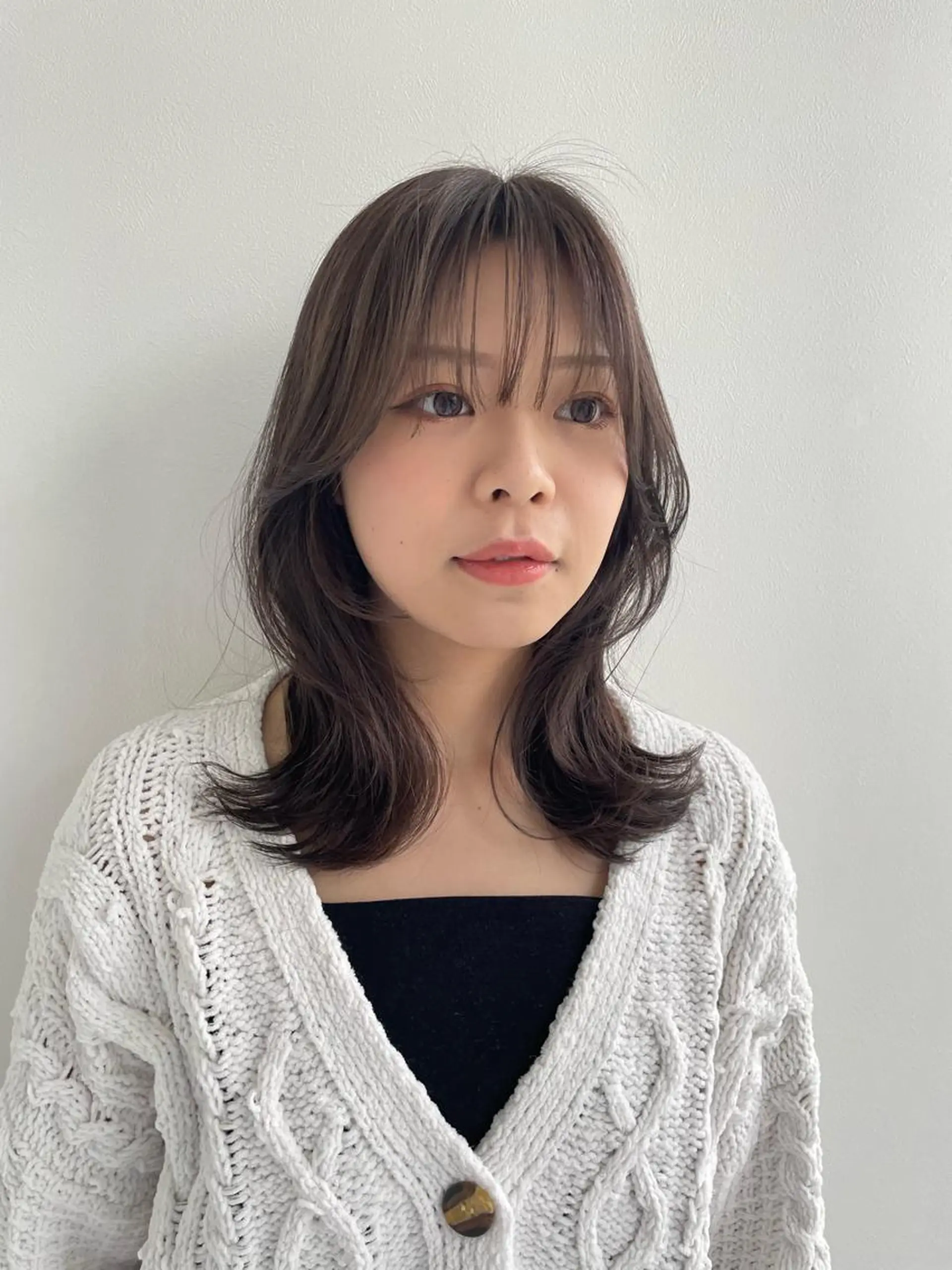 ミディアム くびれヘア 顔周りカット 似合わせカット 外ハネヘア カット ヘアカラー トリートメント 似合わせカット 迫留由弥のヘアスタイル