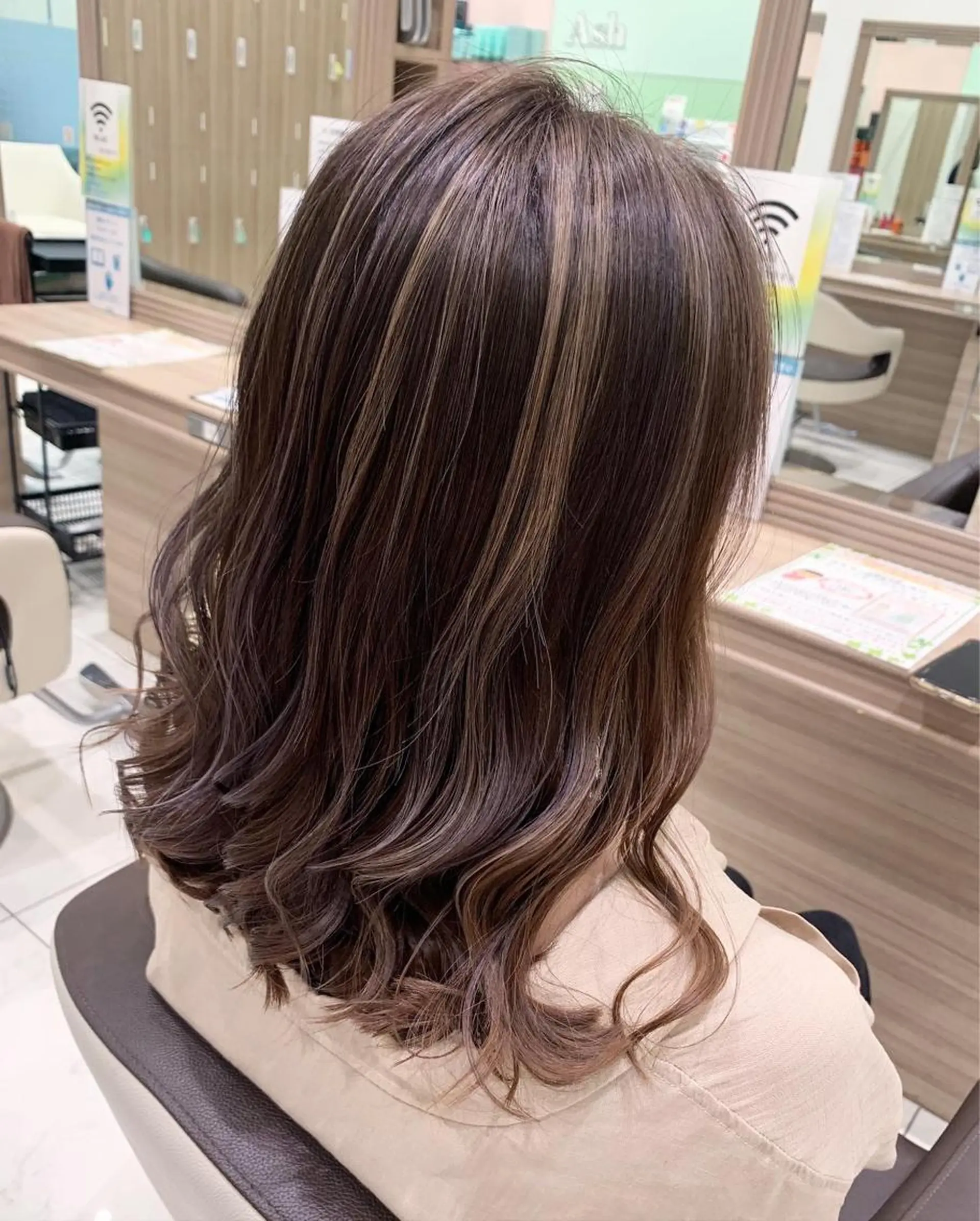 ミディアム カラー ハイライトカラー ハイライト カット ヘアカラー ブリーチ/バレイヤ ージュ川端裕司のヘアスタイル