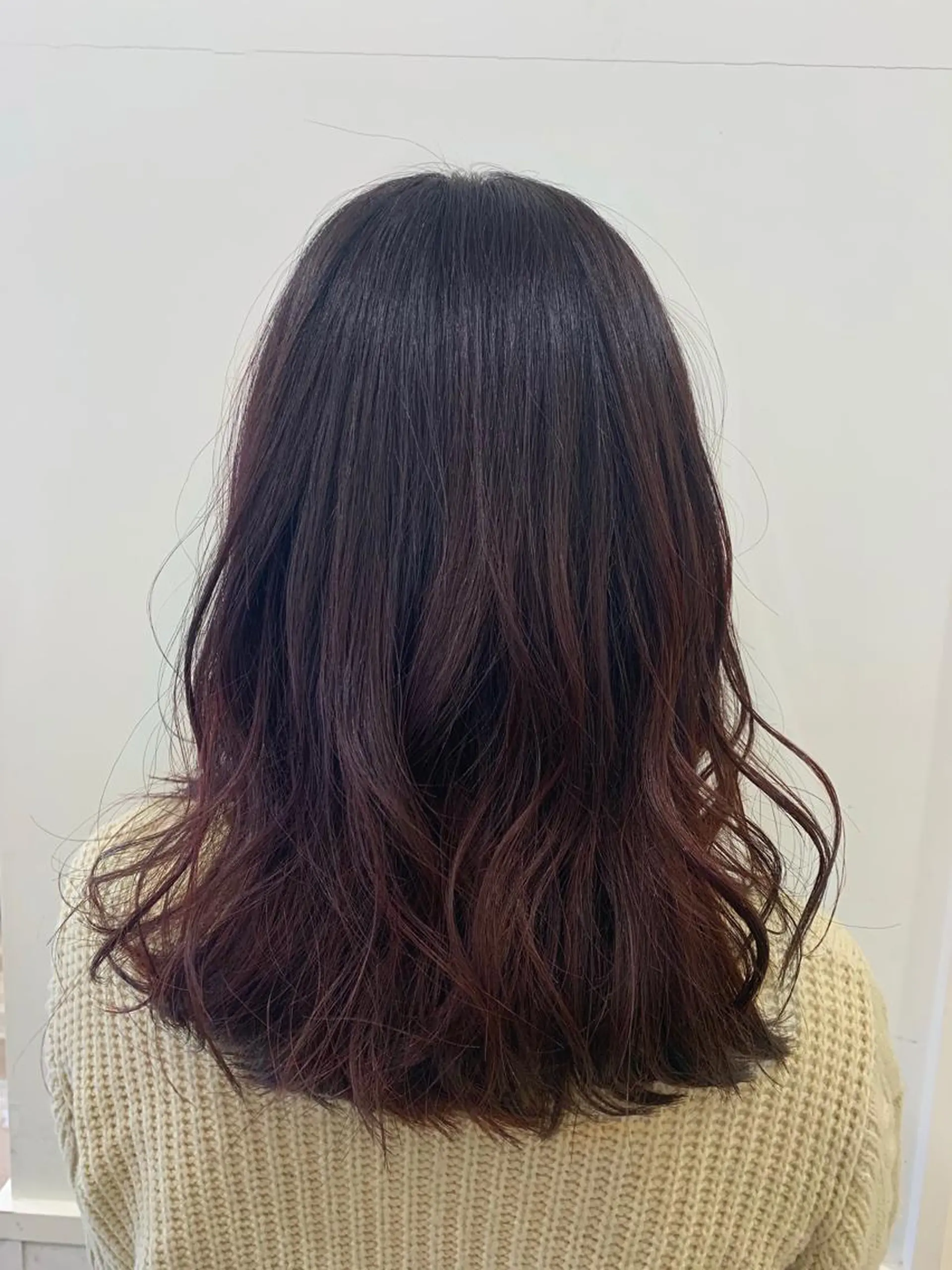 ミディアム カラー ブリーチ レッドカラー ぱつっとボブ/ 小野あかねのヘアスタイル