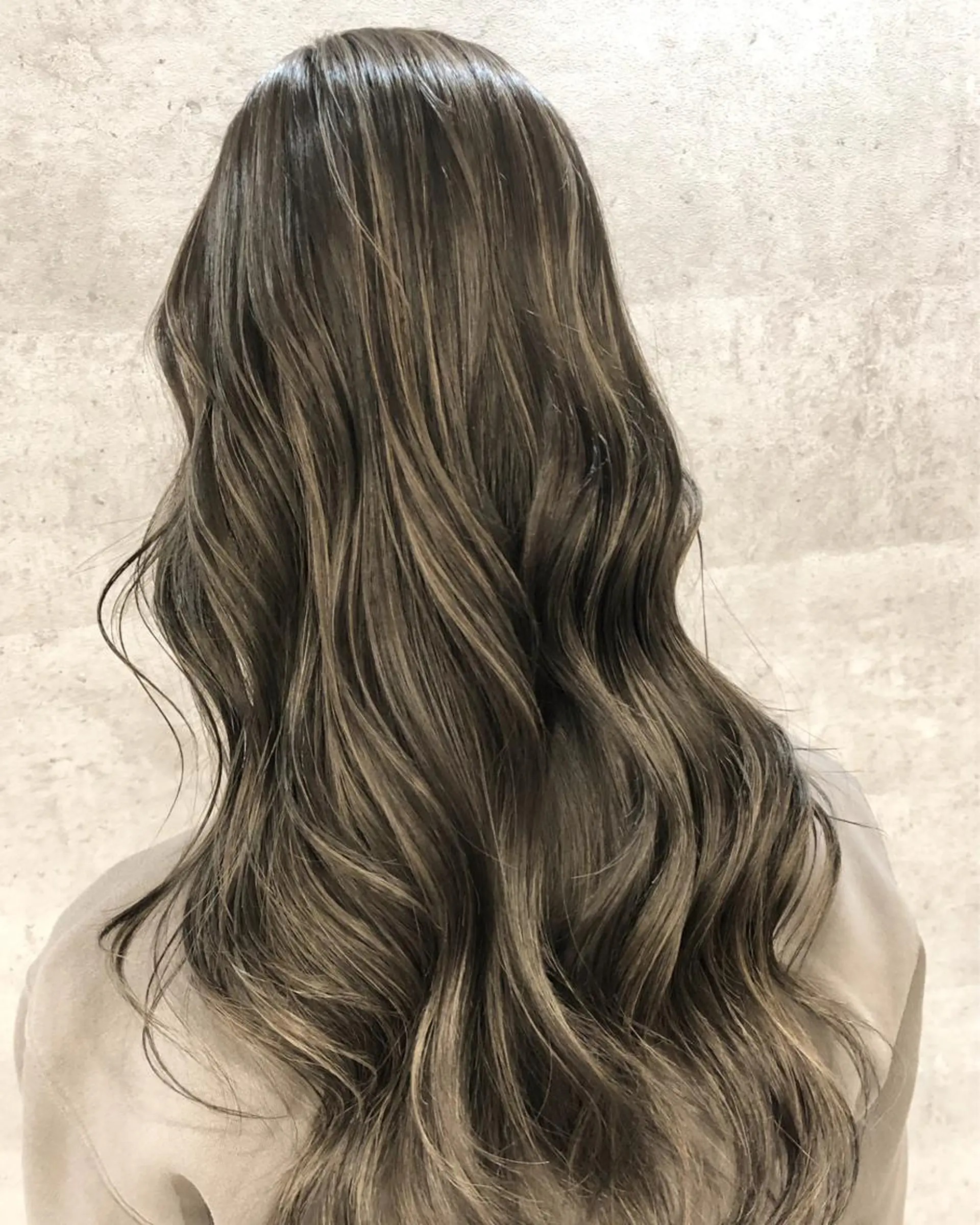 ロング カラー アディクシーカラー グレージュ ハイライトカラー イルミナカラー ハイライト 髪質改善で 憧れの潤艶美髪にのヘアスタイル