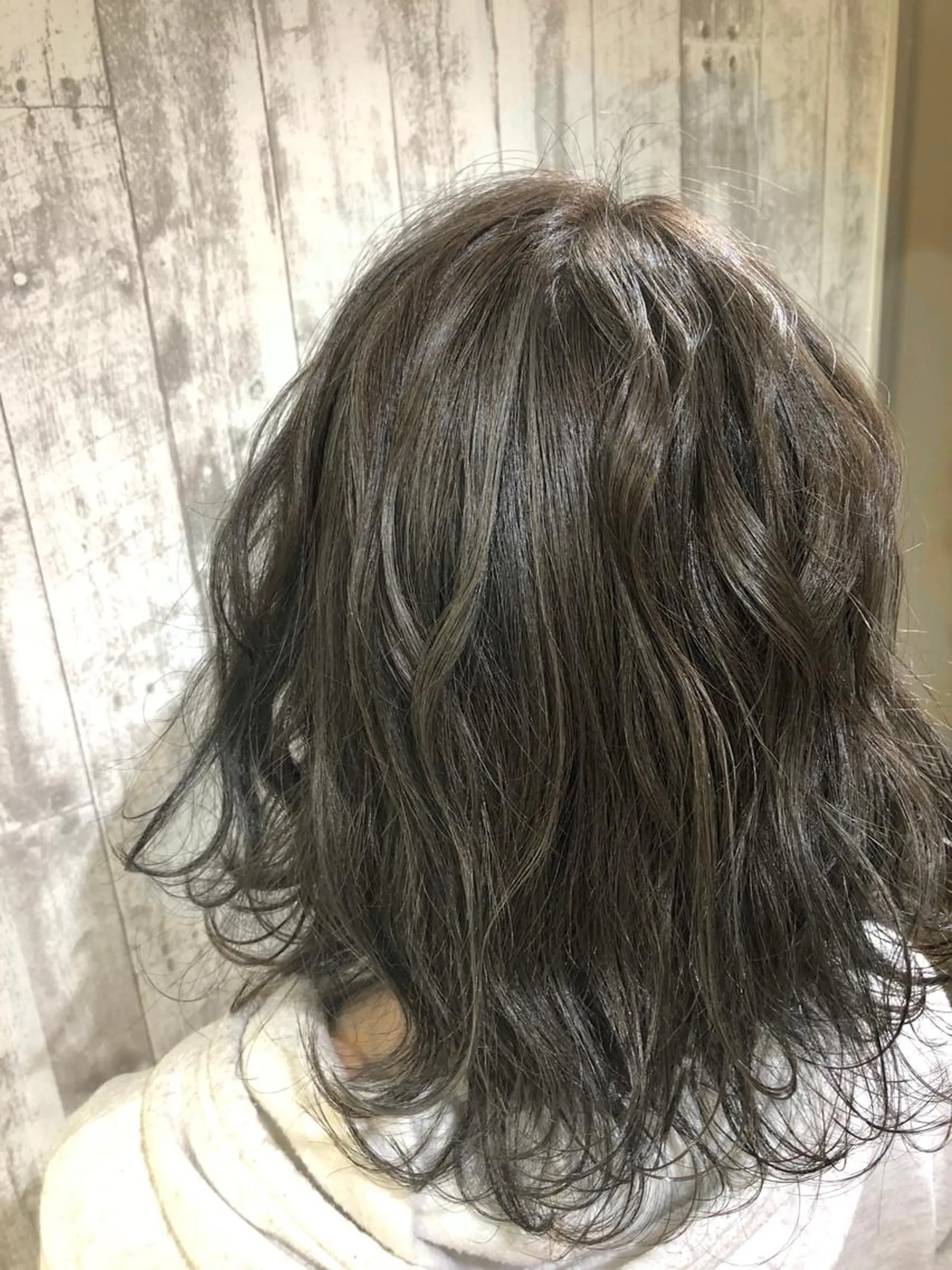 ミディアム カラー アディクシーカラー グレージュ ハイライトカラー ハイライト Agu  清尾 浩昭のヘアスタイル