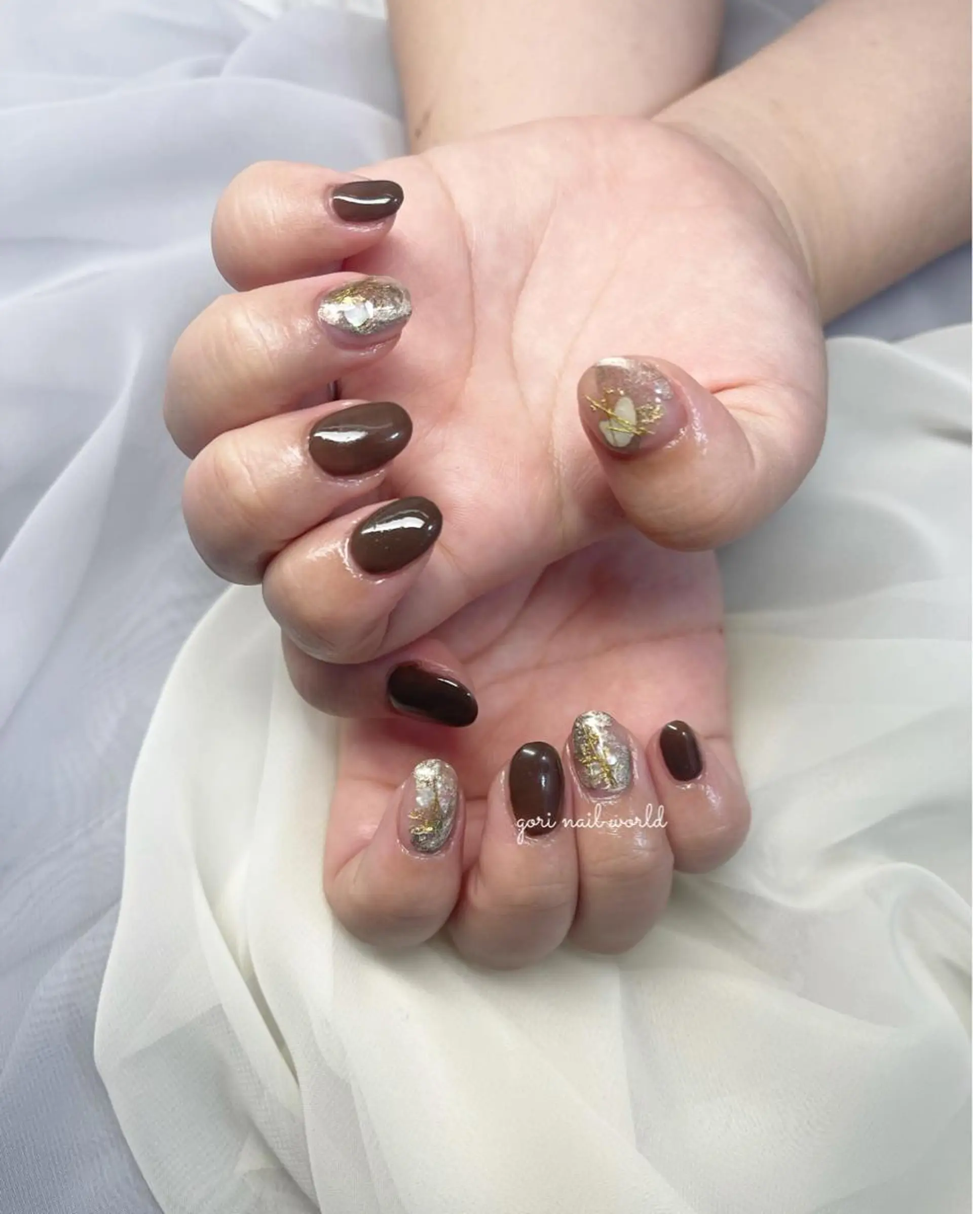 ネイル ブラウン ニュアンスネイル ショートネイル ハンドネイル 𝐠𝐨𝐫𝐢 𝐧𝐚𝐢𝐥のネイルデザイン