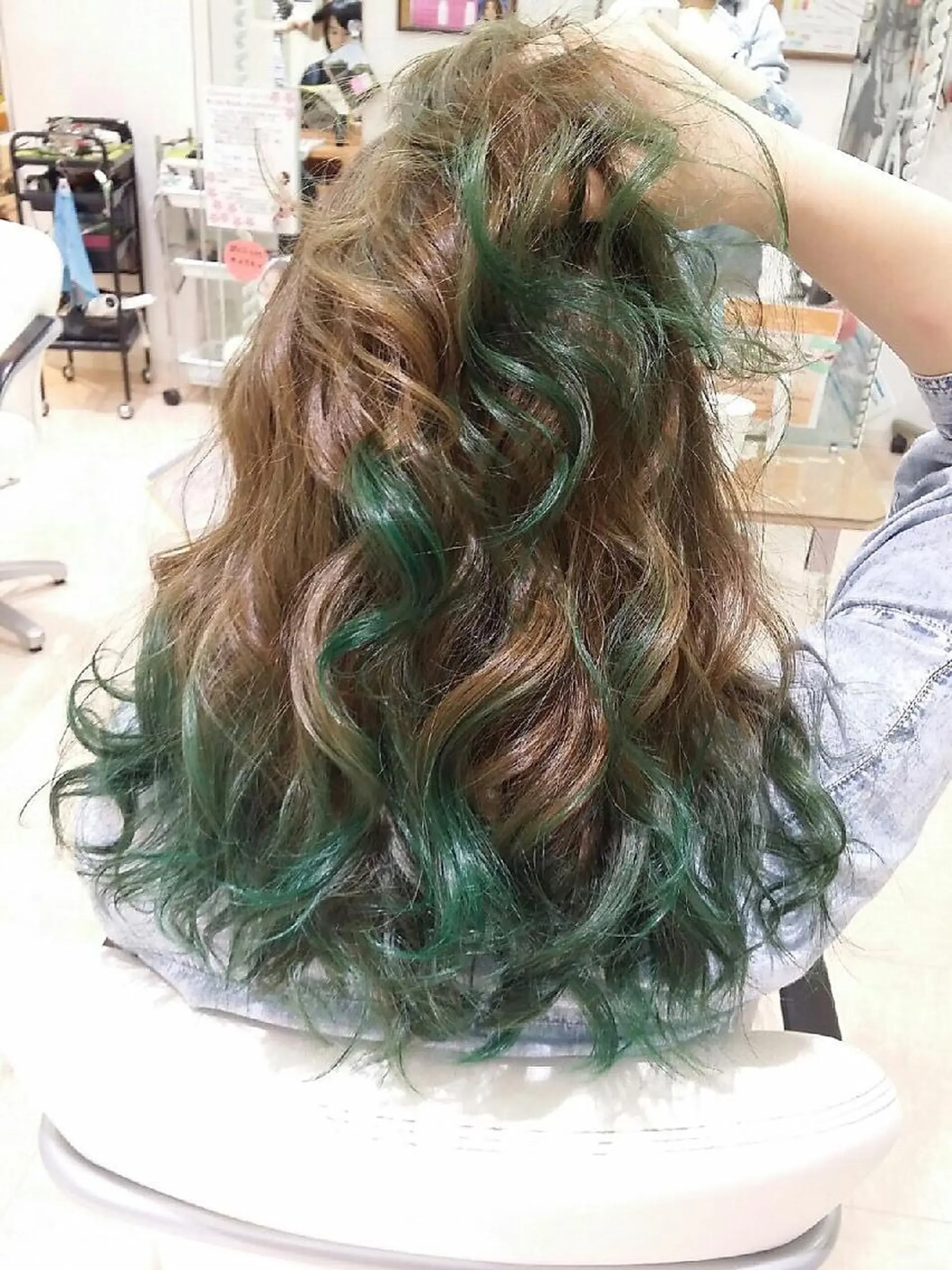 セミロング カラー グラデーションカラー きむえり/髪質改善 /うねり広がり改善のヘアスタイル