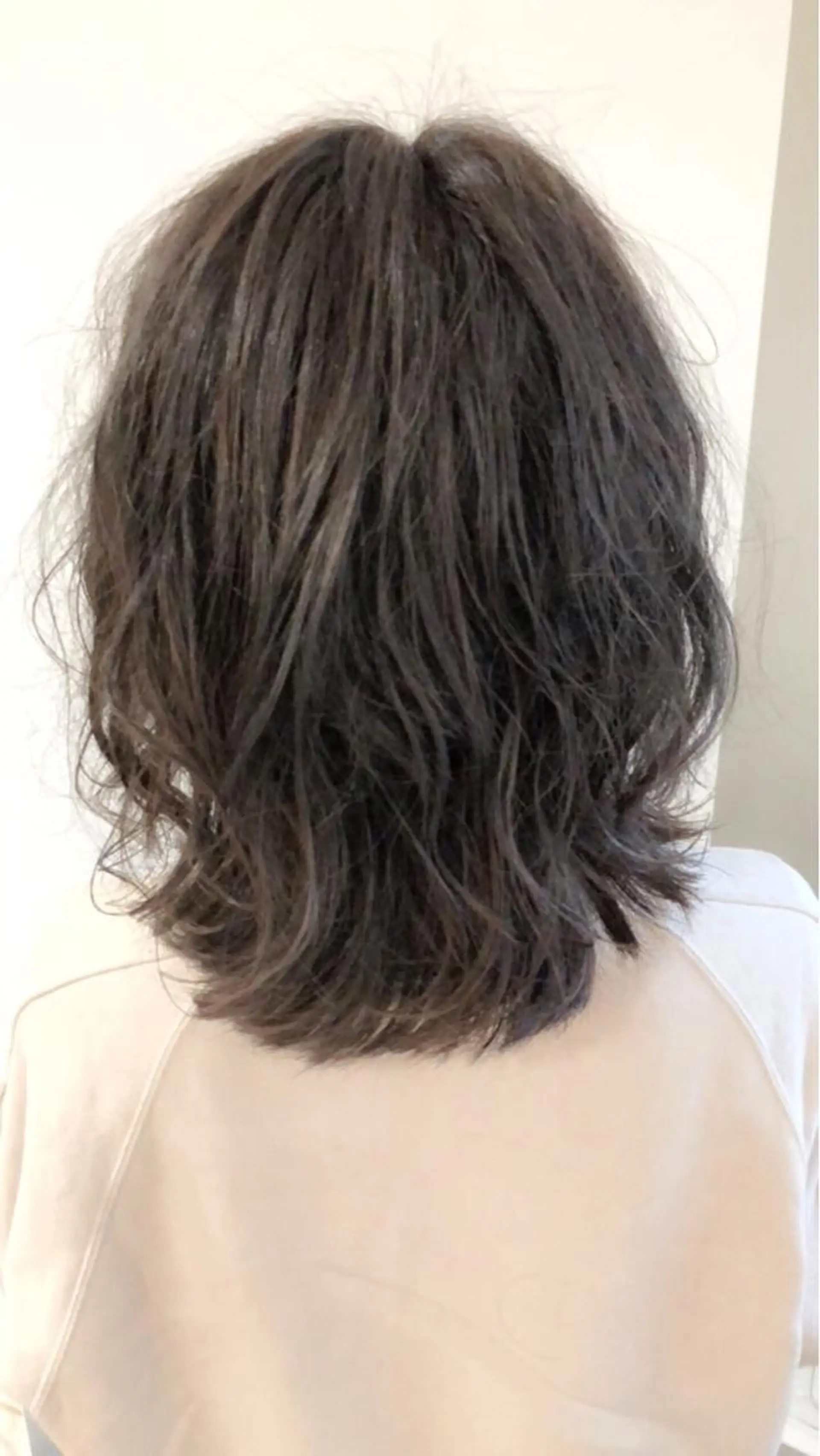 ミディアム カラー ブリーチ ダークグレー ダークグレージュ グレージュ イルミナカラー レイヤー/ウルフ ハイトーンhiroのヘアスタイル