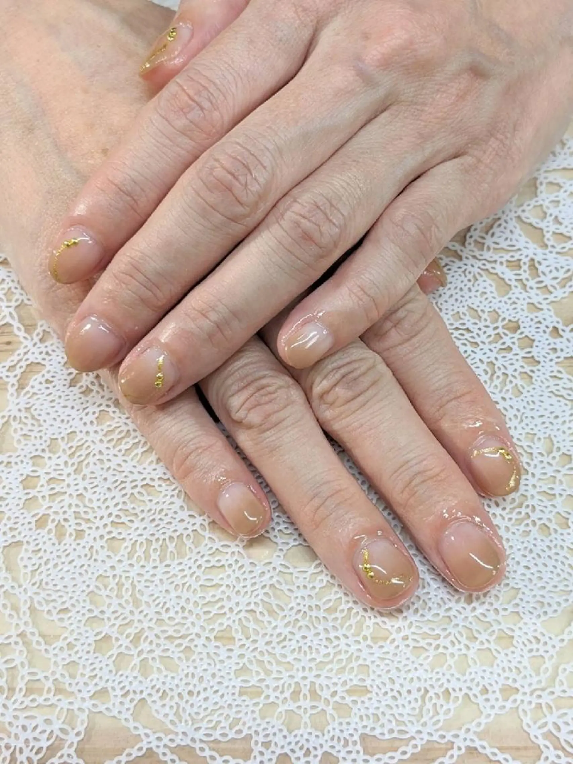 ネイル ゴールド グラデーション オフィスネイル ストーンネイル ハンドネイル ネイルサロンベルティ .keikoのネイルデザイン