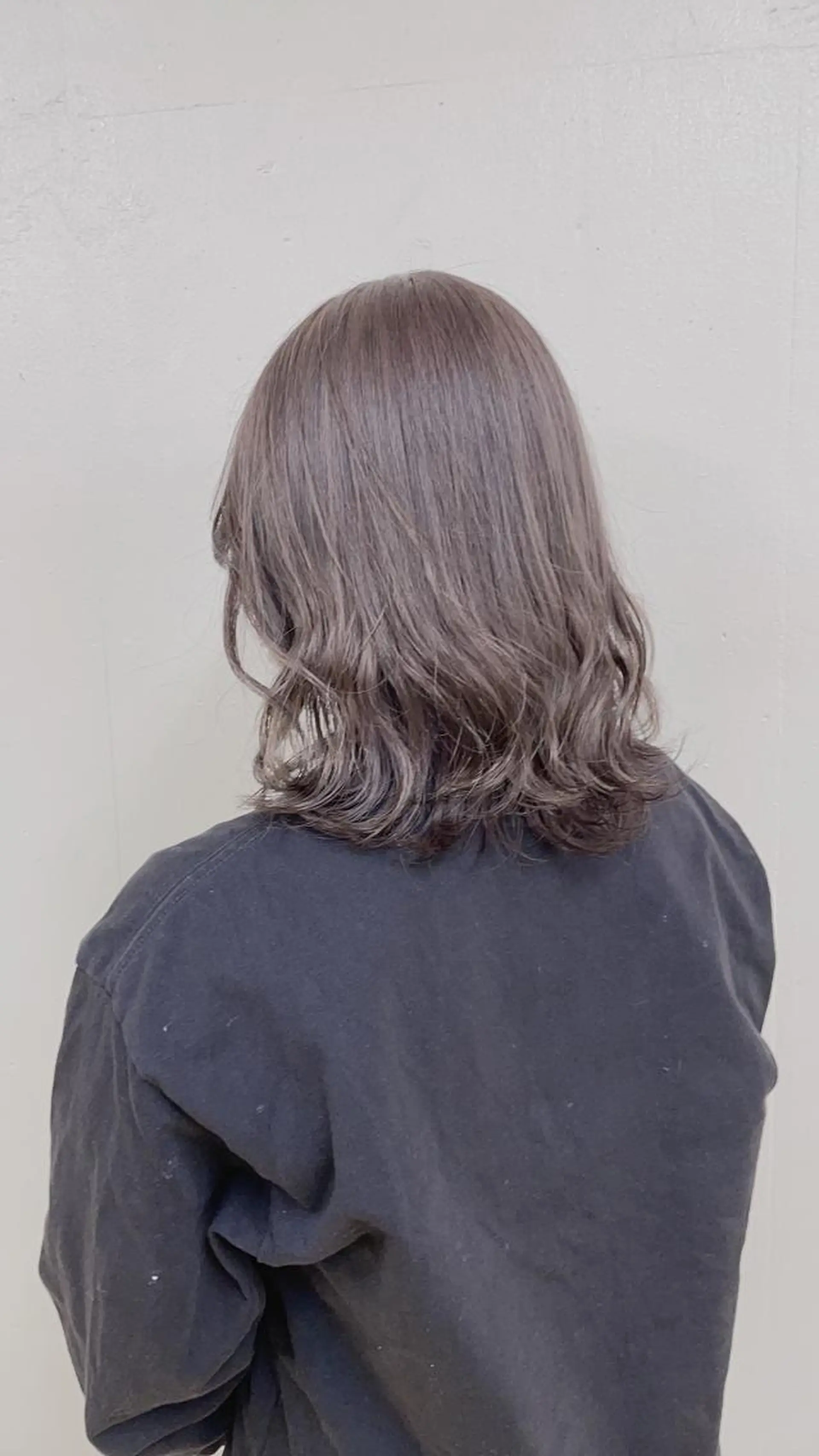 ショート ミルクティーカラー イイサカシュンスケのヘアスタイル
