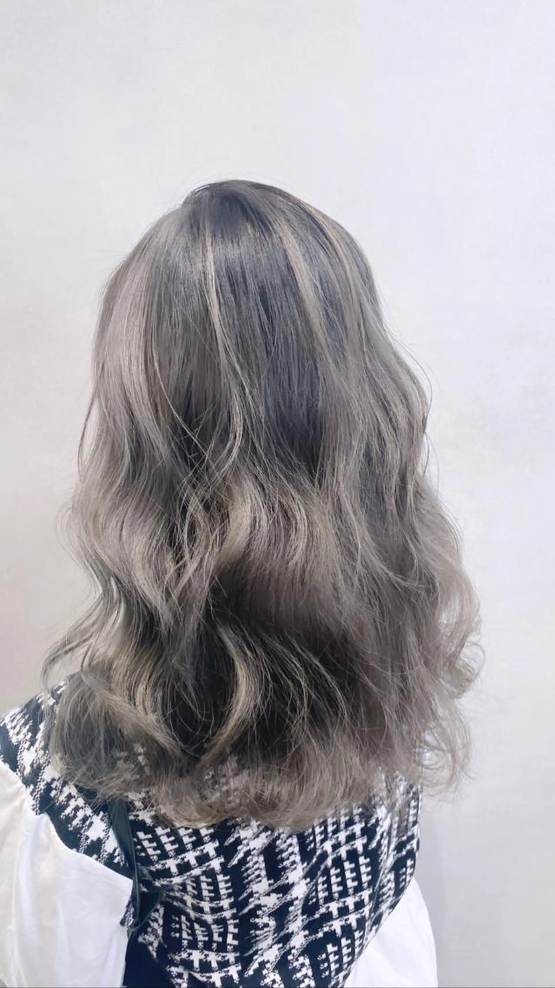 セミロング カラー バレイヤージュ グレージュ レイヤーカット THINK SHOP KANTAのヘアスタイル