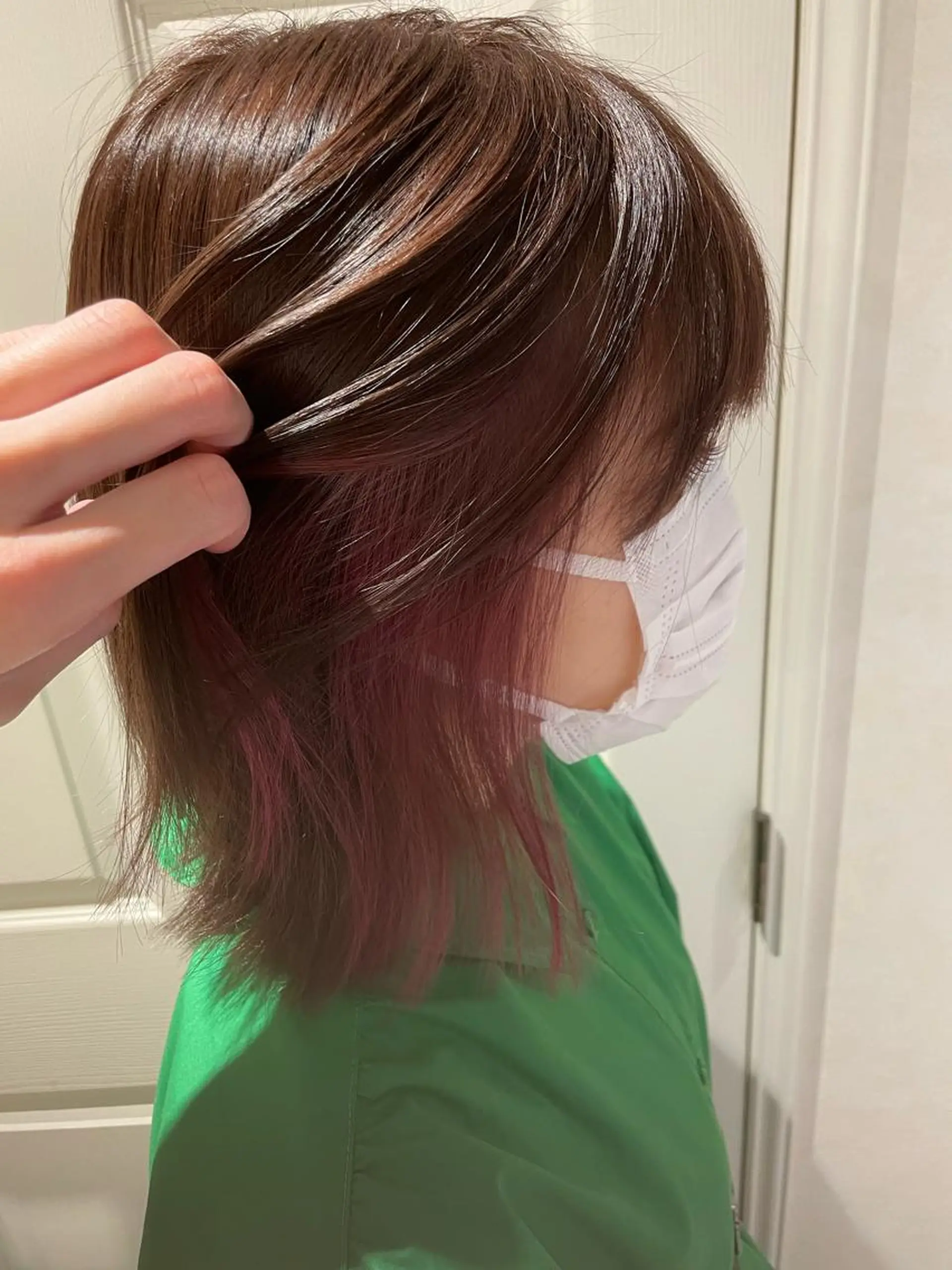 ミディアム カラー ヘアアレンジ ブリーチ インナーカラー ピンクカラー 柳井 準平のヘアスタイル