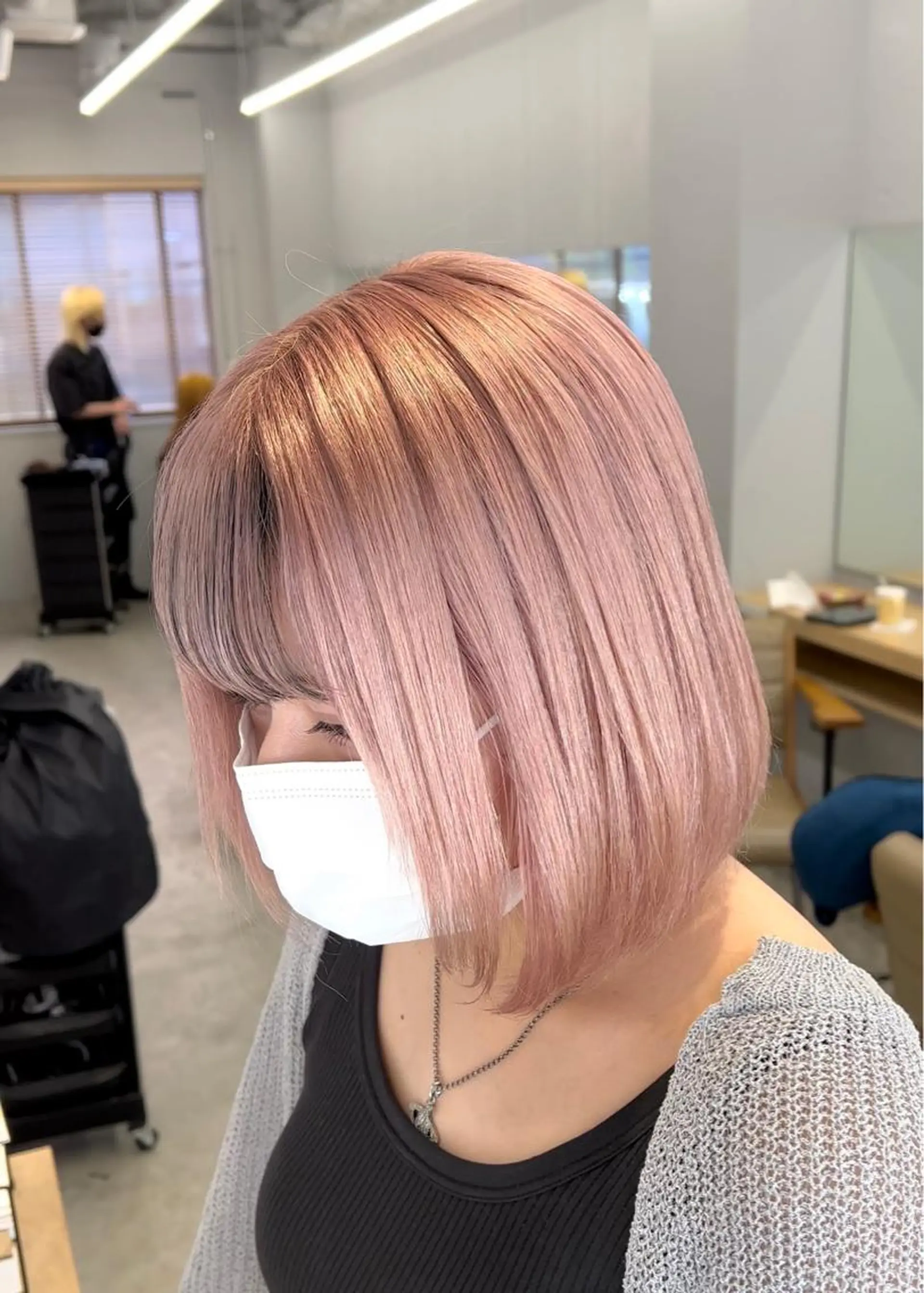 ショート カラー ベージュカラー ブリーチ ピンクカラー ピンクベージュ ホワイトピンク ブリーチ毛の縮毛矯正 ハイトーン/岡本智樹のヘアスタイル