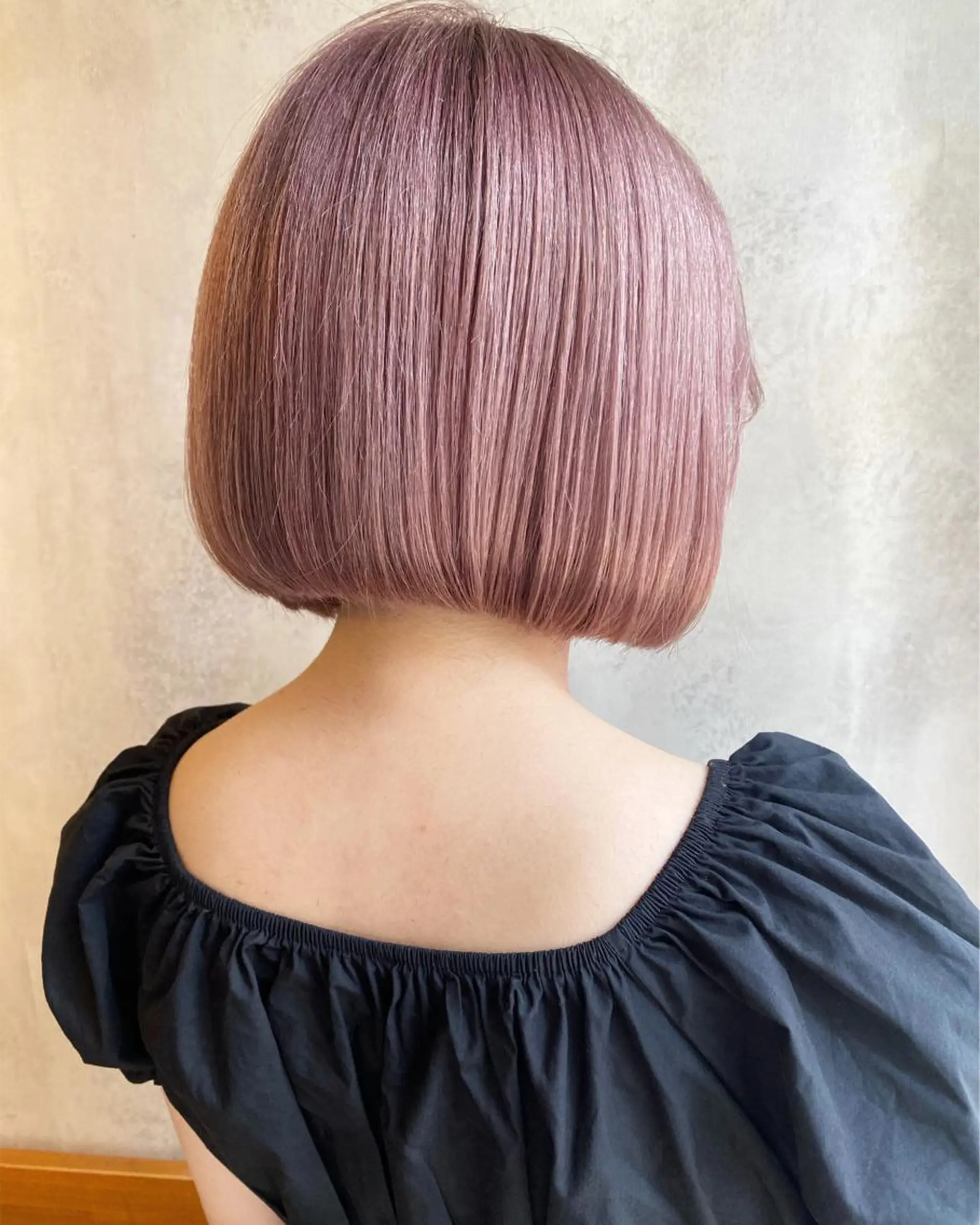 ショート カラー ベージュカラー ブリーチ ピンクカラー ピンクベージュ ヘアカラー トリートメント ツキノキ ミナのヘアスタイル