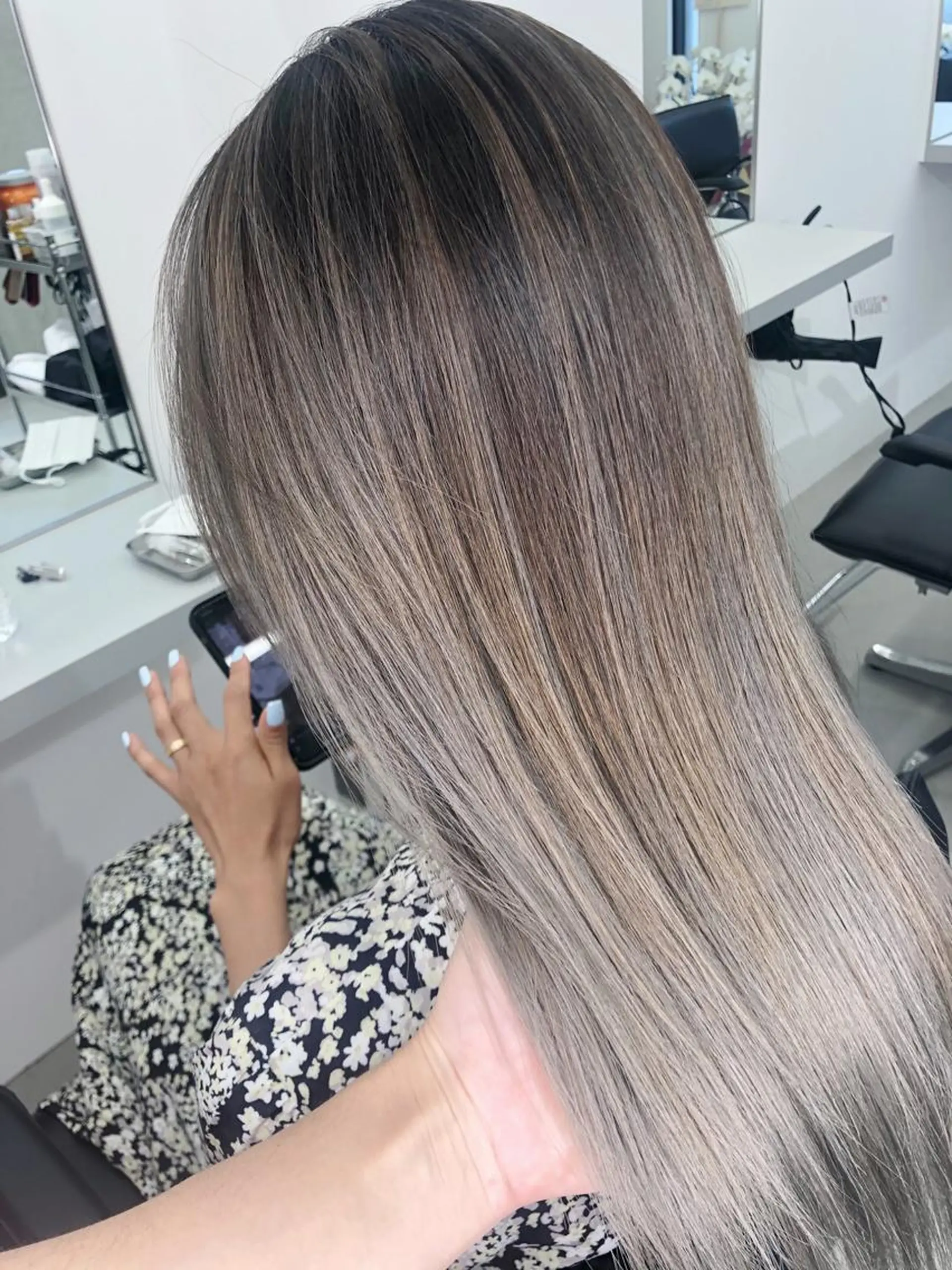 ロング カラー アディクシーカラー バレイヤージュ ベージュカラー ブリーチ ケアブリーチ ito. ブリーチ/髪質改善のヘアスタイル