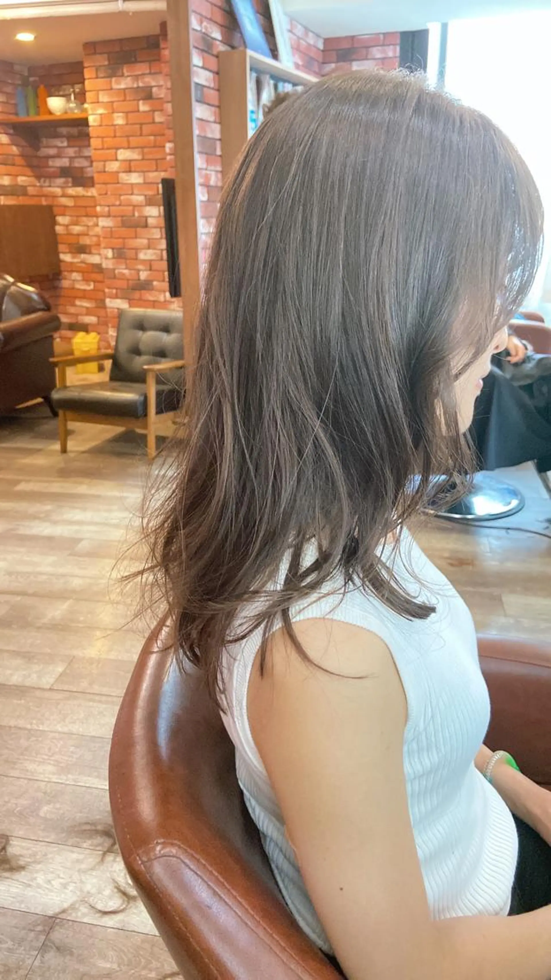 セミロング カラー ロイヤルスイート所属・眞壁 華子のヘアスタイル