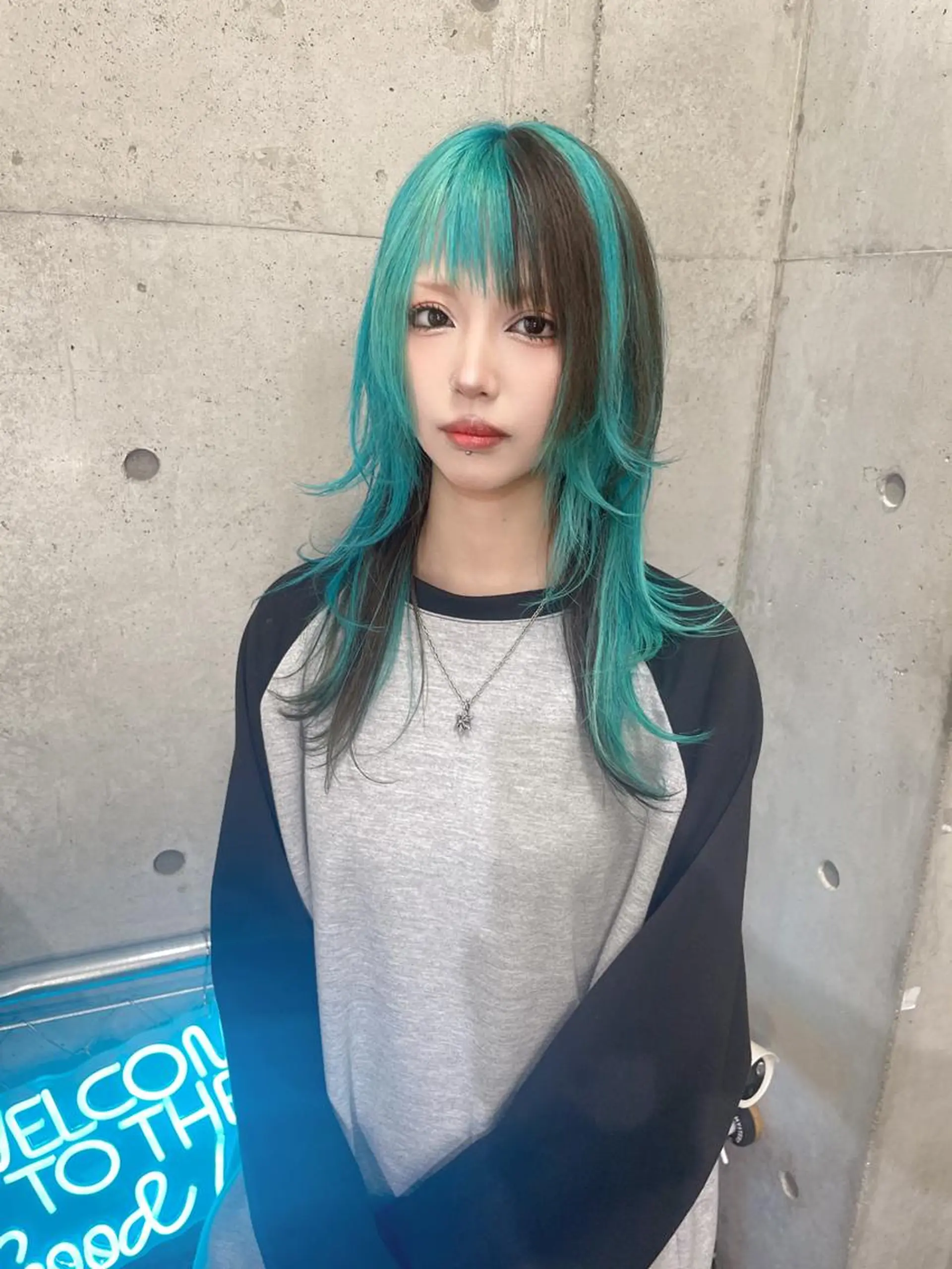 カラー ミディアム ウルフカットデザイン カラー特化アールイーのヘアスタイル