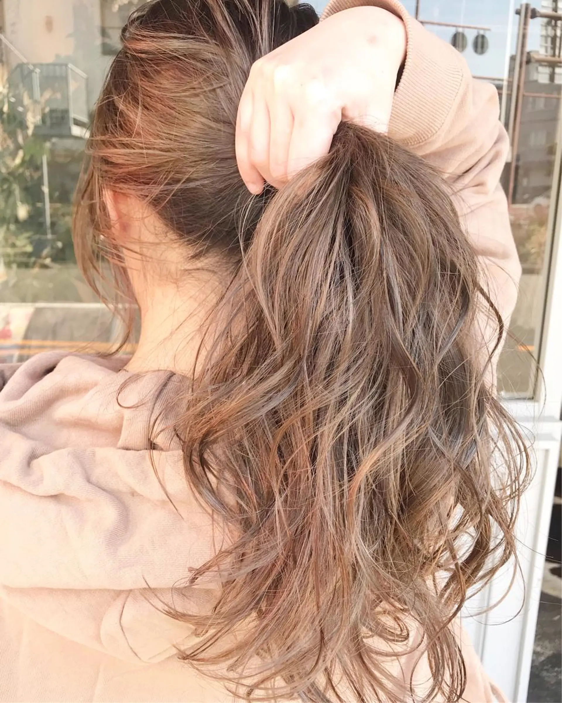 ロング カラー ヘアアレンジ お団子ヘア 切りっぱなしボブ バレイヤージュ ブリーチ デザインカラー Mariana/ 鶴原-ハイライトのヘアスタイル