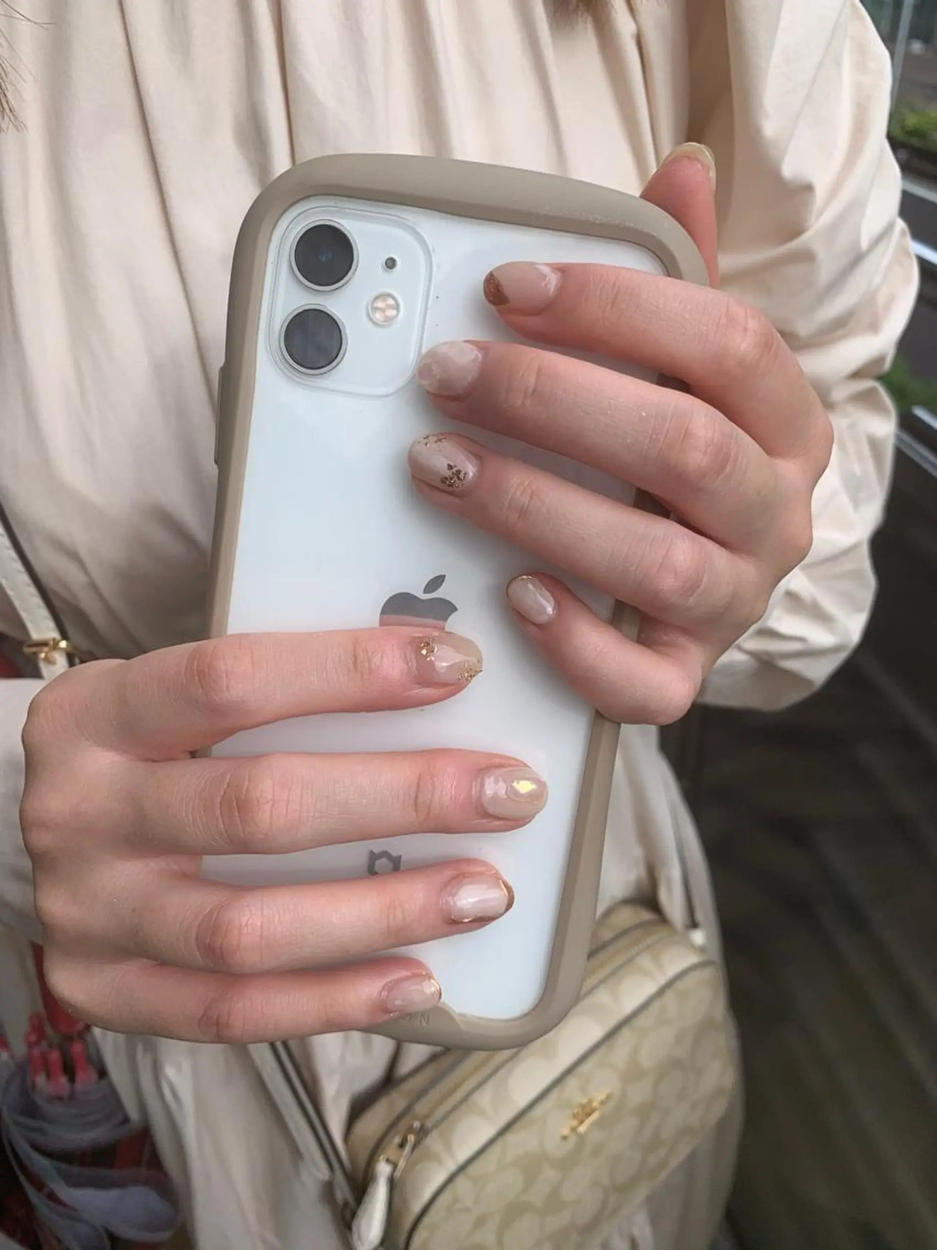 ネイル ホワイト マキノ ユイのネイルデザイン