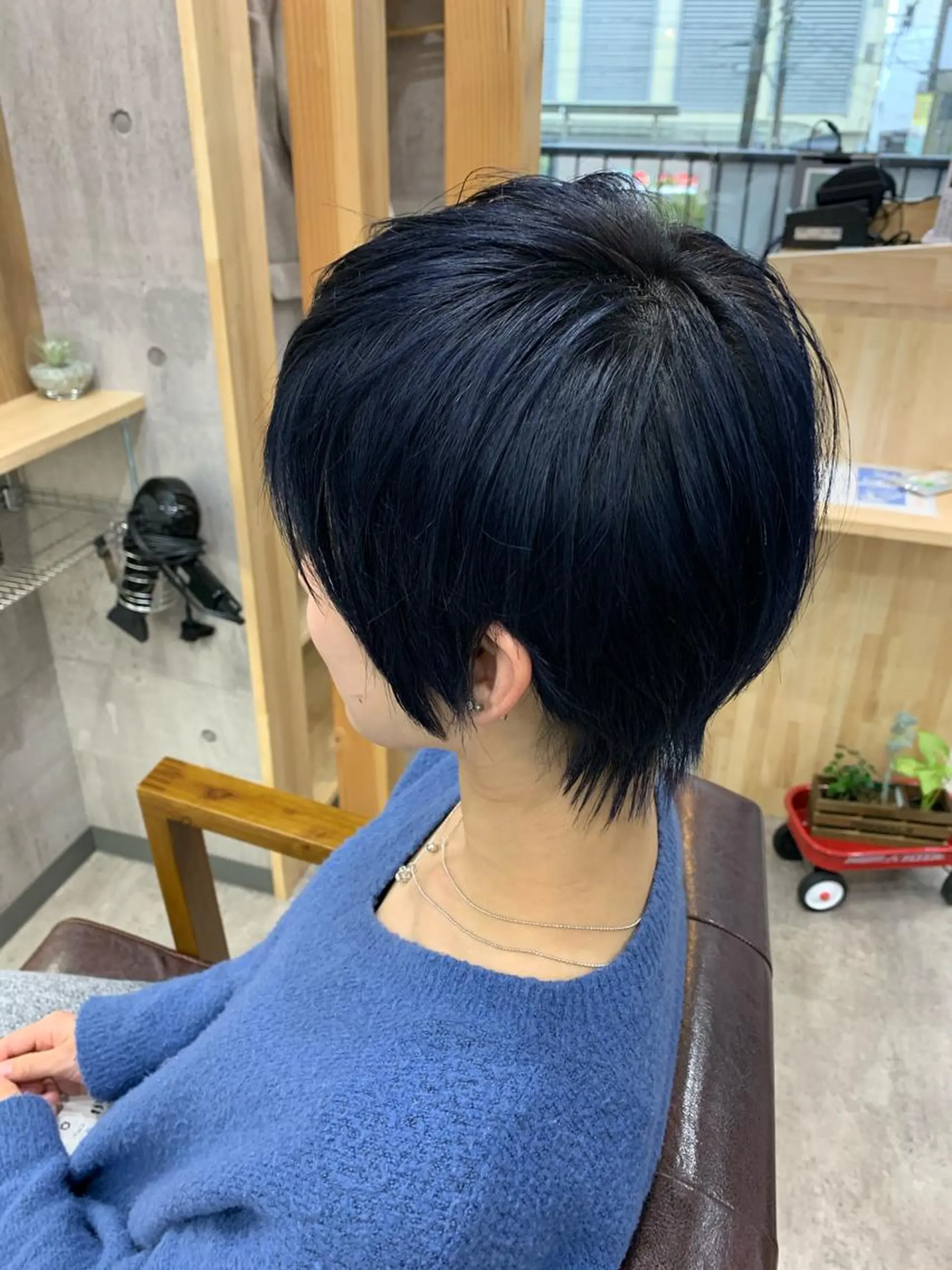 ショート カラー バレイヤージュ 黒髪 ブリーチ ブルーカラー ブルーブラック カット ヘアカラー memento 斎藤大覚のヘアスタイル