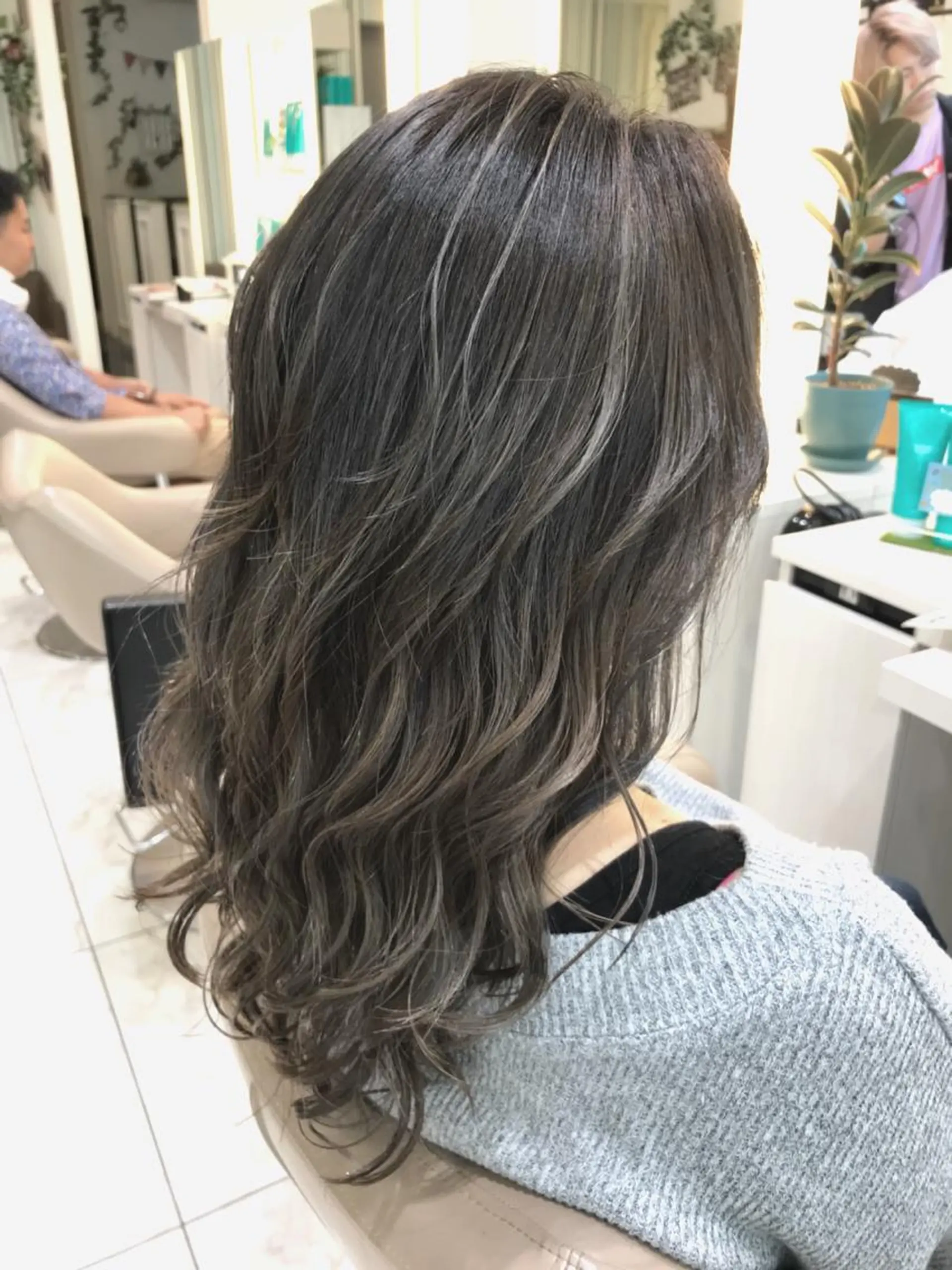 セミロング カラー 透明感カラー グラデーションカラー グレージュ ハイライトカラー ハイライト カット ヘアカラー 山崎俊輔/髪質改善 /バレイヤージュのヘアスタイル