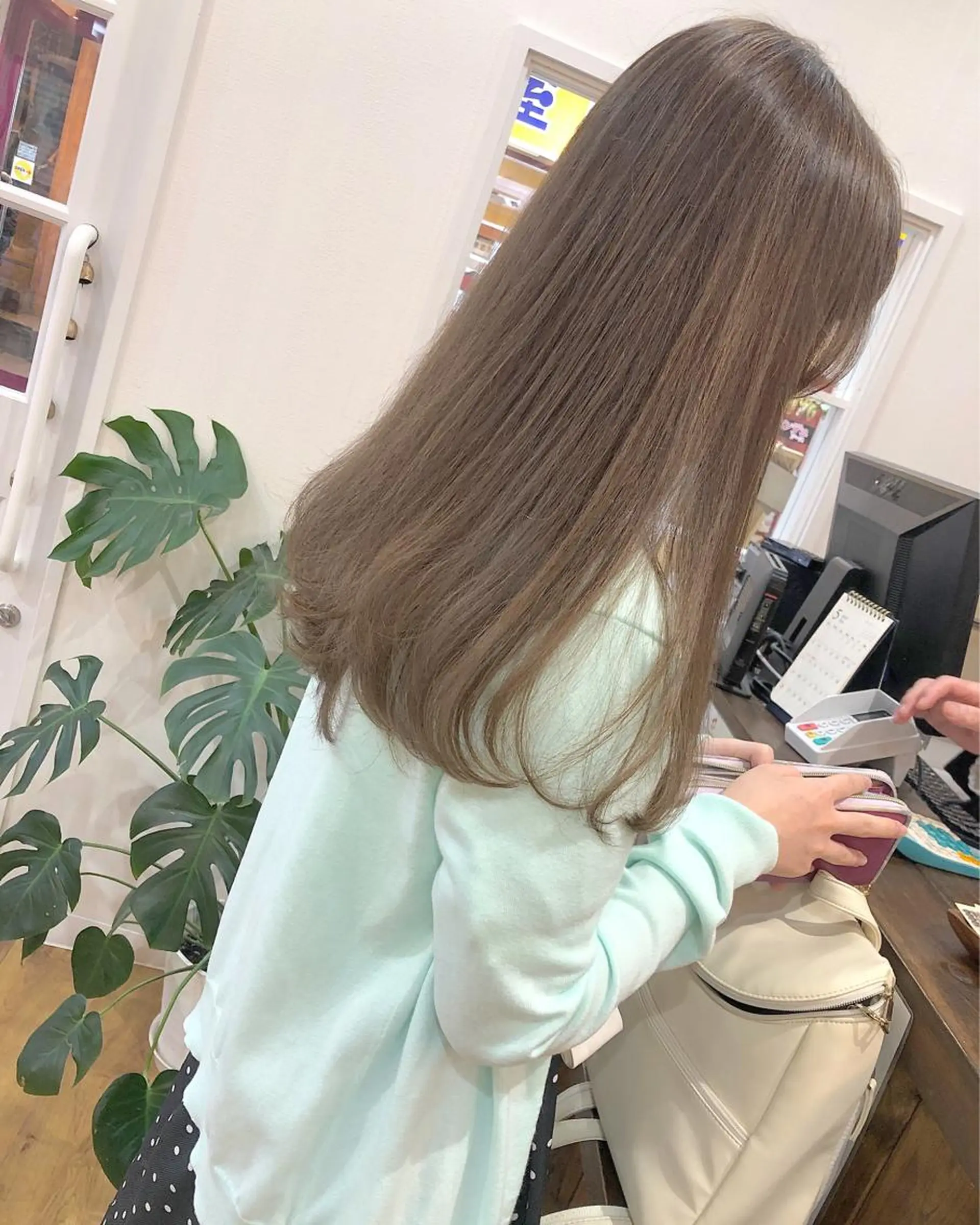 ロング カラー ベージュカラー 透明感カラー ハイライトカラー ハイライト 横浜ブリーチムラ直し ハイトーン/ブリーチのヘアスタイル